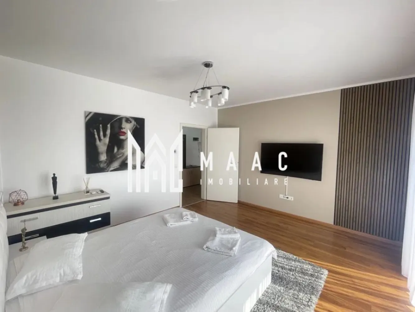 Apartament 2 camere | Decomandat | Parcare | Avantgarden - MAAC Imobiliare va prezinta un apartament superb de inchiriat, etaj 3/10 cu lift, decomandat, mobilat si utilat, in zona Avantgarden. 

Compartimentare : hol , baie cu vana, bucatarie inchisa amenajata cu loc de luat masa, 2 dormitoare cu pat matrimonial

Zona de living a fost transformata in dormitor, dar la cererea chiriasului se poate pune canapea in locul patului. 

Dotari : 

Frigider, cuptor microunde încorporat , cuptor incorporat, hotă , plită , mașină spălat vase , mașină spălat haine , aspirator
TV Smart în ambele camere
Internet
Alarmă
Rulouri electrice
Aer condiționat
Parcare privată

Zona de interes, cu acces rapid spre punctele principale ale orasului, statii de transport in comun, magazine, Mall shopping City . 

Nu se accepta animale de companie. 

Se percepe garantie in cuantumul unei chirii si se inchiriaza pe minim 12 luni.

Pentru mai multe detalii sau vizionari mentionati ID: CP2820729