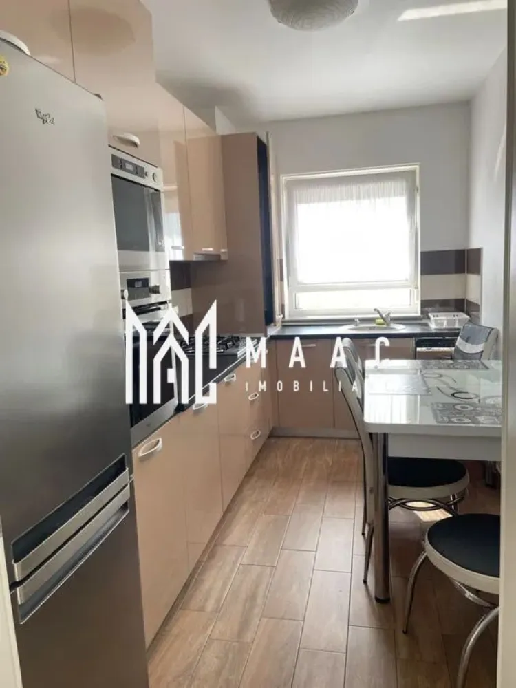 Apartament 2 camere | Decomandat | Parcare | Avantgarden - MAAC Imobiliare va prezinta un apartament superb de inchiriat, etaj 3/10 cu lift, decomandat, mobilat si utilat, in zona Avantgarden. 

Compartimentare : hol , baie cu vana, bucatarie inchisa amenajata cu loc de luat masa, 2 dormitoare cu pat matrimonial

Zona de living a fost transformata in dormitor, dar la cererea chiriasului se poate pune canapea in locul patului. 

Dotari : 

Frigider, cuptor microunde încorporat , cuptor incorporat, hotă , plită , mașină spălat vase , mașină spălat haine , aspirator
TV Smart în ambele camere
Internet
Alarmă
Rulouri electrice
Aer condiționat
Parcare privată

Zona de interes, cu acces rapid spre punctele principale ale orasului, statii de transport in comun, magazine, Mall shopping City . 

Nu se accepta animale de companie. 

Se percepe garantie in cuantumul unei chirii si se inchiriaza pe minim 12 luni.

Pentru mai multe detalii sau vizionari mentionati ID: CP2820729