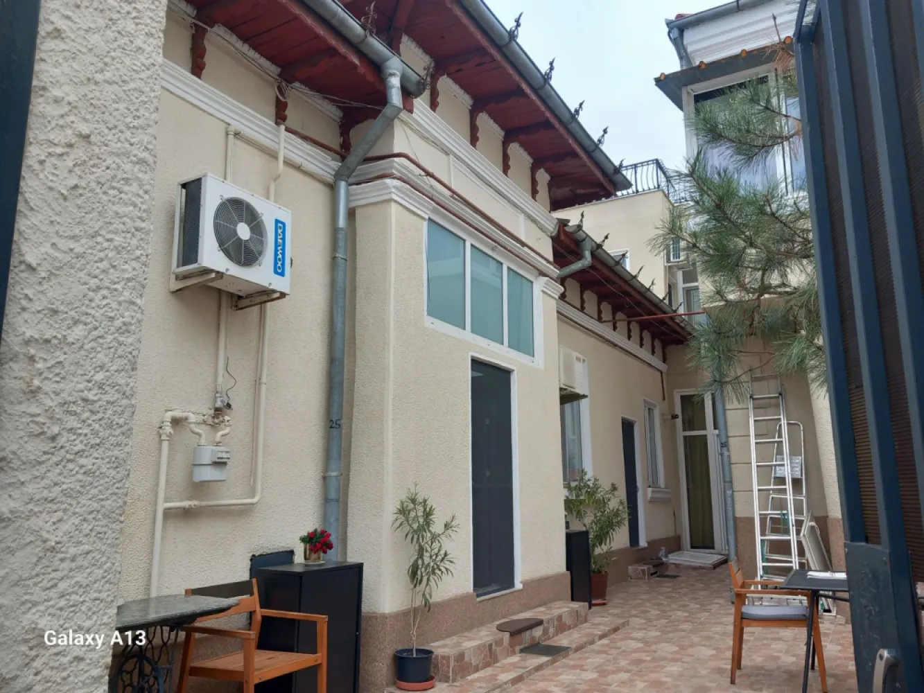 BRASADAS vinde casa curte comuna 3 cam 77mp HALA TRAIAN - Agenția imobiliara BRASADAS vinde casa cu curte comuna 77mp în zona HALA TRAIAN, intrare din Calea Călărași. Casa este stil VAGON. Bucatarie mobilata, Baie cu cada, dormitor si doua camere care se traversează.
La subsol este o pivnita cu arcade din caramida de 12mp.
În apropiere autobuzul 97 și tramvaiul 14, 40, 55. Doua stații de tramvai pana la PIATA UNIRII.Pentru mai multe oferte accesați www.brasadas.com.
