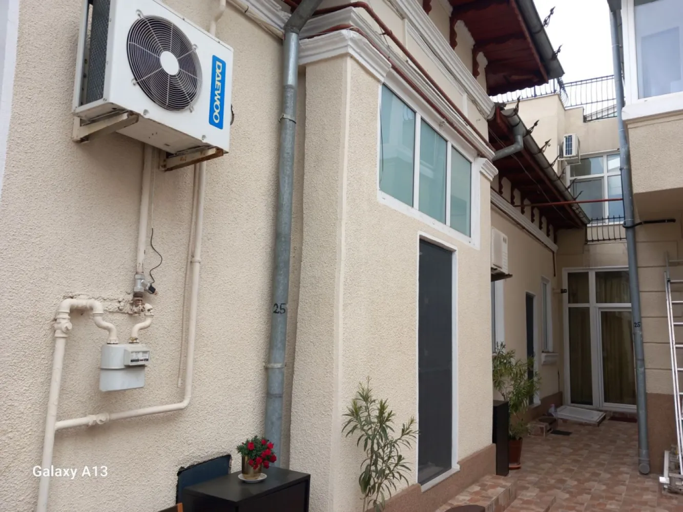 BRASADAS vinde casa curte comuna 3 cam 77mp HALA TRAIAN - Agenția imobiliara BRASADAS vinde casa cu curte comuna 77mp în zona HALA TRAIAN, intrare din Calea Călărași. Casa este stil VAGON. Bucatarie mobilata, Baie cu cada, dormitor si doua camere care se traversează.
La subsol este o pivnita cu arcade din caramida de 12mp.
În apropiere autobuzul 97 și tramvaiul 14, 40, 55. Doua stații de tramvai pana la PIATA UNIRII.Pentru mai multe oferte accesați www.brasadas.com.