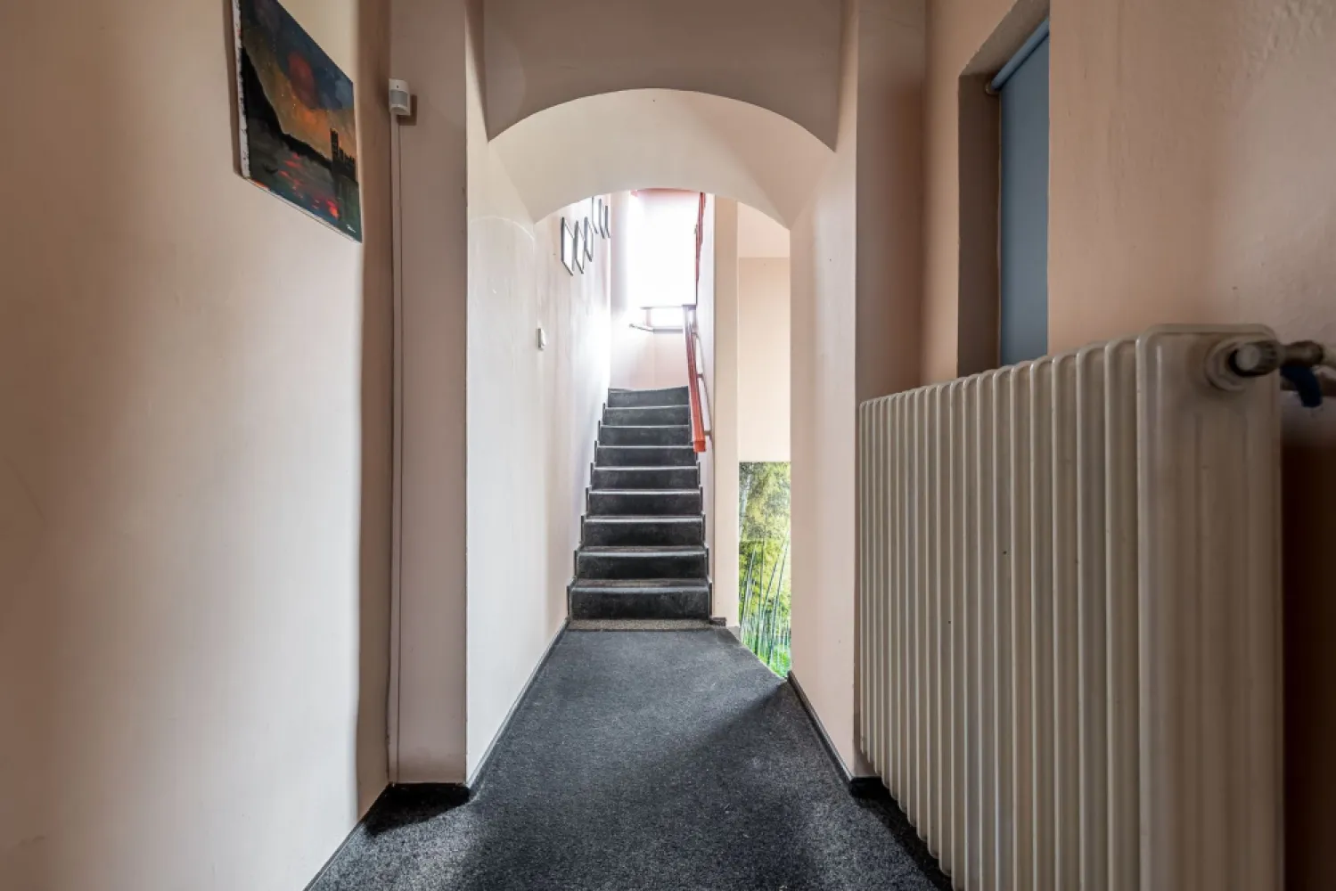 Casa Solida cu Mansarda in Zona Excelenta Parneava - Îți dorești un cămin care să îmbine confortul cu eleganța? Te invităm să descoperi această proprietate deosebită, situată pe strada Clujului, în inima zonei Parneava, comision 0% de la cumpărător!

Detalii Proprietate:

Tip: Casă solidă din cărămidă, cu pivniță, parter și mansardă
An construcție: 1997
Suprafață construită: 300 mp, amprenta la sol 135 mp
Suprafață teren: 367 mp
Camere: 5 camere spațioase, luminoase și aerisite
Băi: 3
Bucătărie: Spațioasă, deschisă către living 
cu acces direct la terasa din curtea proprie – ideală pentru momente de relaxare și petrecere a timpului în aer liber.
Dressing plus multiple camere depozitare
Pivniță: Uscată, cu 3 camere, perfectă pentru depozitare sau ca spațiu de hobby.
Încălzire: Centrală proprie pe gaz
Confort: Aer condiționat pentru zilele călduroase
Această casă oferă un spațiu generos, perfect pentru o familie care își dorește să se bucure de confort și intimitate. Zona Parneava este cunoscută pentru liniștea sa și accesibilitatea la facilități, școli și parcuri.

Preț listare 223000 euro negociabil.

Nu rata ocazia de a transforma această casă în căminul tău! Contactează-mă pentru mai multe detalii sau pentru a programa o vizionare la 0724694458 Dorel Vereș consultant imobiliar Acasă Arad. 

Fiecare zi este o nouă oportunitate de a face un pas spre visul tău! 
✨ Nu dispui de toată suma? Te ajutăm noi gratuit! Îți obținem oferte de la 16 bănci.

Ai o proprietate de vânzare în Arad și vrei să știi cât valorează cu adevărat?

Sună-mă pentru o evaluare gratuită, fără obligații.

Birou: ACASĂ | Agenție imobiliară Arad

Bulevardul Decebal 2, Arad 310133