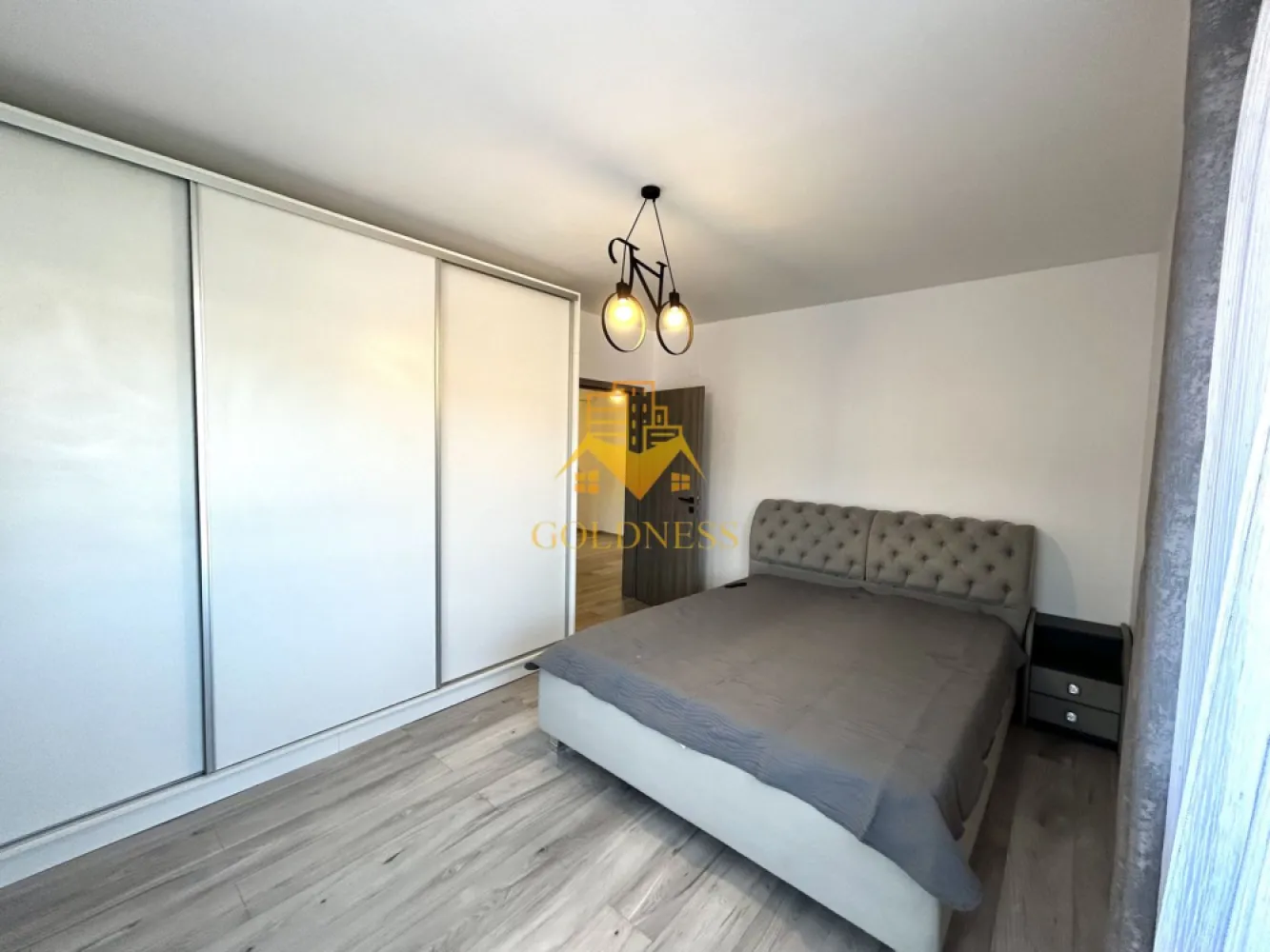 2 camere, Modern, Parcare, Mega Image, Zona Florilor, Floresti - GOLDNESS Imobiliare vă propune spre închiriere un apartament cu 2 camere complet mobilat și utilat, la etajul 1 într-un imobil de 3 etaje, situat în Floresti.
Dispune de loc de parcare!
Se află în apropierea stațiilor de transport în comun, magazine, restaurante, spații verzi, farmacii, etc. 

Apartamentul este compartimentat astfel:
 - dormitor cu pat matrimonial, dressing generos, noptiere, smart tv 
 - camera tip living cu canapea extensibila, comoda tv, smart tv, dulap
 - bucatarie complet utilată și mobilată, loc de servit masa 
 - baie cu cada, calorifer port prosop și dulap pentru depozitare, masina de spalat haine 
 - terasa de 16 mp.

Imobilul este dotat cu toate cele necesare- centrală proprie, frigider, aragaz, hotă, mașină de spălat haine si vase, doua smart tv-uri, etc. 

Dacă sunteți interesați de acest apartament și doriți să îl vizionați, dar și pentru alte oferte nu ezitați să ne contactați telefonic sau prin e-mail. Vă stăm la dispoziție!
Pentru intermediere se percepe un comision de 50% din prețul chiriei!