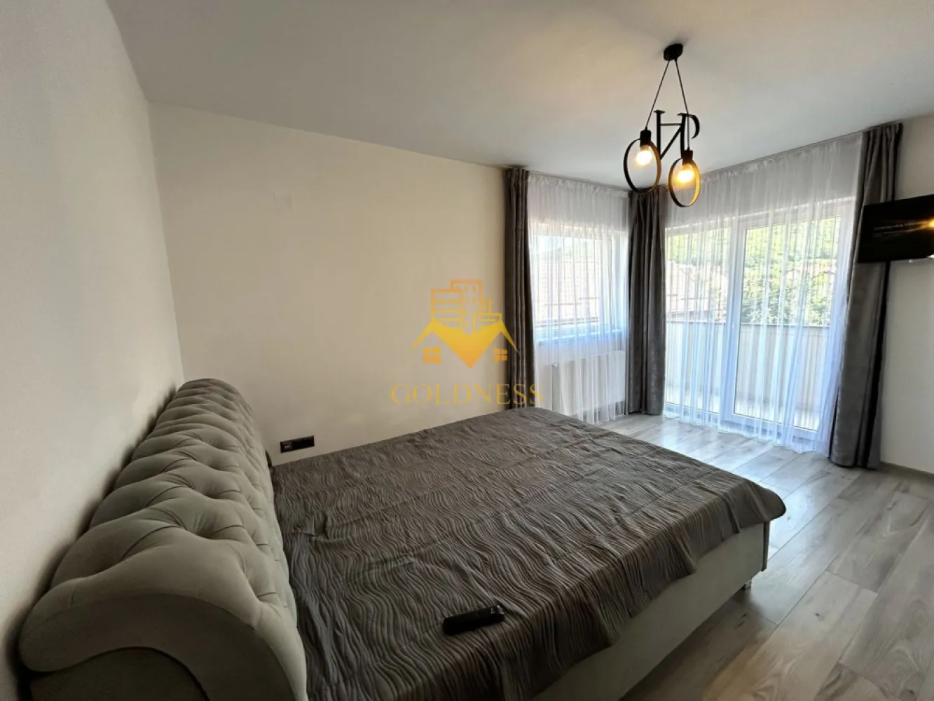 2 camere, Modern, Parcare, Mega Image, Zona Florilor, Floresti - GOLDNESS Imobiliare vă propune spre închiriere un apartament cu 2 camere complet mobilat și utilat, la etajul 1 într-un imobil de 3 etaje, situat în Floresti.
Dispune de loc de parcare!
Se află în apropierea stațiilor de transport în comun, magazine, restaurante, spații verzi, farmacii, etc. 

Apartamentul este compartimentat astfel:
 - dormitor cu pat matrimonial, dressing generos, noptiere, smart tv 
 - camera tip living cu canapea extensibila, comoda tv, smart tv, dulap
 - bucatarie complet utilată și mobilată, loc de servit masa 
 - baie cu cada, calorifer port prosop și dulap pentru depozitare, masina de spalat haine 
 - terasa de 16 mp.

Imobilul este dotat cu toate cele necesare- centrală proprie, frigider, aragaz, hotă, mașină de spălat haine si vase, doua smart tv-uri, etc. 

Dacă sunteți interesați de acest apartament și doriți să îl vizionați, dar și pentru alte oferte nu ezitați să ne contactați telefonic sau prin e-mail. Vă stăm la dispoziție!
Pentru intermediere se percepe un comision de 50% din prețul chiriei!