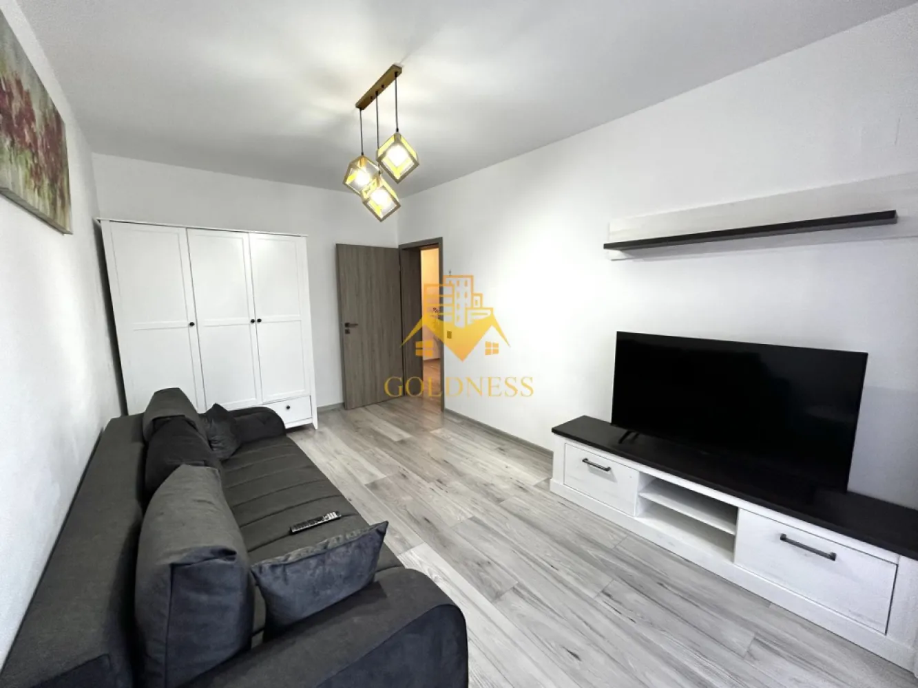 2 camere, Modern, Parcare, Mega Image, Zona Florilor, Floresti - GOLDNESS Imobiliare vă propune spre închiriere un apartament cu 2 camere complet mobilat și utilat, la etajul 1 într-un imobil de 3 etaje, situat în Floresti.
Dispune de loc de parcare!
Se află în apropierea stațiilor de transport în comun, magazine, restaurante, spații verzi, farmacii, etc. 

Apartamentul este compartimentat astfel:
 - dormitor cu pat matrimonial, dressing generos, noptiere, smart tv 
 - camera tip living cu canapea extensibila, comoda tv, smart tv, dulap
 - bucatarie complet utilată și mobilată, loc de servit masa 
 - baie cu cada, calorifer port prosop și dulap pentru depozitare, masina de spalat haine 
 - terasa de 16 mp.

Imobilul este dotat cu toate cele necesare- centrală proprie, frigider, aragaz, hotă, mașină de spălat haine si vase, doua smart tv-uri, etc. 

Dacă sunteți interesați de acest apartament și doriți să îl vizionați, dar și pentru alte oferte nu ezitați să ne contactați telefonic sau prin e-mail. Vă stăm la dispoziție!
Pentru intermediere se percepe un comision de 50% din prețul chiriei!