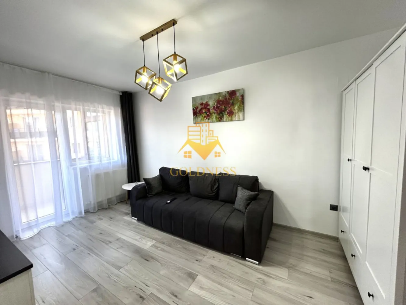 2 camere, Modern, Parcare, Mega Image, Zona Florilor, Floresti - GOLDNESS Imobiliare vă propune spre închiriere un apartament cu 2 camere complet mobilat și utilat, la etajul 1 într-un imobil de 3 etaje, situat în Floresti.
Dispune de loc de parcare!
Se află în apropierea stațiilor de transport în comun, magazine, restaurante, spații verzi, farmacii, etc. 

Apartamentul este compartimentat astfel:
 - dormitor cu pat matrimonial, dressing generos, noptiere, smart tv 
 - camera tip living cu canapea extensibila, comoda tv, smart tv, dulap
 - bucatarie complet utilată și mobilată, loc de servit masa 
 - baie cu cada, calorifer port prosop și dulap pentru depozitare, masina de spalat haine 
 - terasa de 16 mp.

Imobilul este dotat cu toate cele necesare- centrală proprie, frigider, aragaz, hotă, mașină de spălat haine si vase, doua smart tv-uri, etc. 

Dacă sunteți interesați de acest apartament și doriți să îl vizionați, dar și pentru alte oferte nu ezitați să ne contactați telefonic sau prin e-mail. Vă stăm la dispoziție!
Pentru intermediere se percepe un comision de 50% din prețul chiriei!