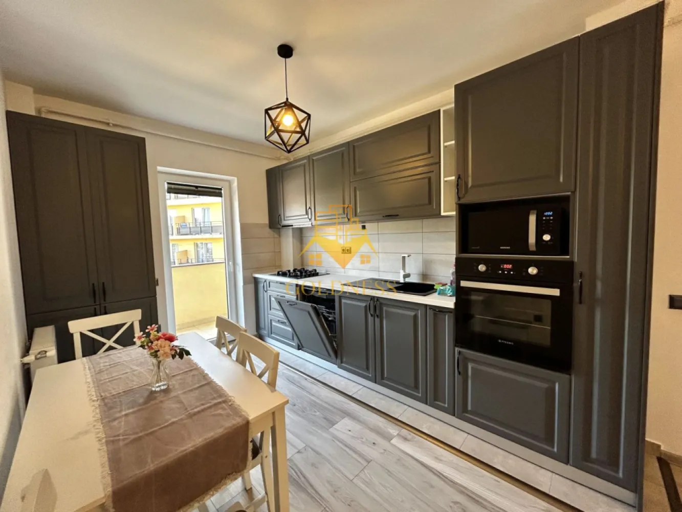 2 camere, Modern, Parcare, Mega Image, Zona Florilor, Floresti - GOLDNESS Imobiliare vă propune spre închiriere un apartament cu 2 camere complet mobilat și utilat, la etajul 1 într-un imobil de 3 etaje, situat în Floresti.
Dispune de loc de parcare!
Se află în apropierea stațiilor de transport în comun, magazine, restaurante, spații verzi, farmacii, etc. 

Apartamentul este compartimentat astfel:
 - dormitor cu pat matrimonial, dressing generos, noptiere, smart tv 
 - camera tip living cu canapea extensibila, comoda tv, smart tv, dulap
 - bucatarie complet utilată și mobilată, loc de servit masa 
 - baie cu cada, calorifer port prosop și dulap pentru depozitare, masina de spalat haine 
 - terasa de 16 mp.

Imobilul este dotat cu toate cele necesare- centrală proprie, frigider, aragaz, hotă, mașină de spălat haine si vase, doua smart tv-uri, etc. 

Dacă sunteți interesați de acest apartament și doriți să îl vizionați, dar și pentru alte oferte nu ezitați să ne contactați telefonic sau prin e-mail. Vă stăm la dispoziție!
Pentru intermediere se percepe un comision de 50% din prețul chiriei!