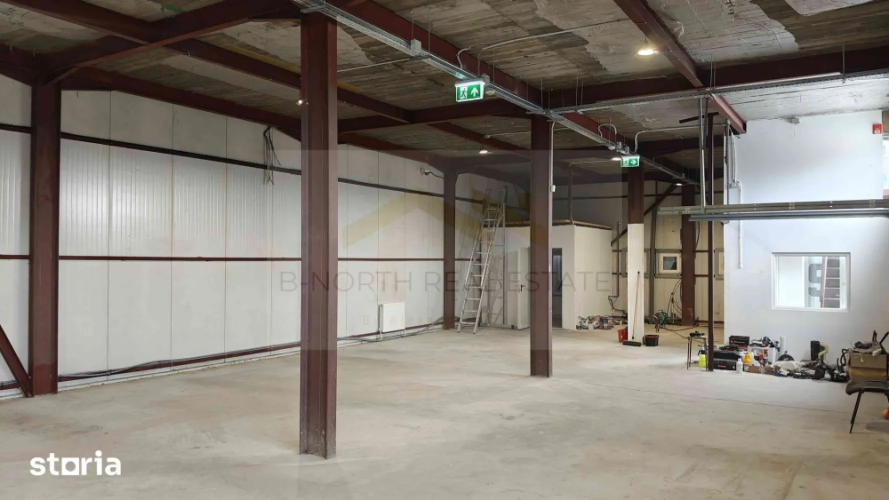 Hală industrială cu birouri de închiriat | Popești-Leordeni | 542 mp | Rampă - B-North Real Estate vă propune spre închiriere o hală industrială cu spații de birouri, situată în Popești-Leordeni, ideală pentru activități de depozitare, logistică, distribuție, producție ușoară sau alte activități comerciale și industriale.

Proprietatea oferă o suprafață totală de aproximativ 542 mp, fiind compusă din hală, șopron și spații de birouri, cu acces facil pentru autoutilitare și camioane.

Caracteristici principale
Suprafață totală: 542 mp
Hală industrială
Spații de birouri
Vestiar
Rampă pentru încărcare/descărcare
Construcții independente și bine întreținute
Compartimentare

Hală

Suprafață construită la sol: 186 mp
Suprafață desfășurată: 361,36 mp

Șopron

Suprafață: 151 mp
Ideal pentru depozitare, parcare utilaje sau activități auxiliare
Avantaje
Acces facil pentru TIR-uri și autoutilitare
Rampă pentru operațiuni logistice
Spații de birouri și vestiar
Curte și acces ușor pentru manevrarea mărfurilor
Potrivită pentru depozitare, logistică, distribuție, producție ușoară, service, atelier sau activități comerciale

Localizare:

Popești-Leordeni
Acces rapid către București și principalele artere de circulație

Preț și condiții:

Chirie: 3.000 euro/lună

Pentru detalii suplimentare și programarea unei vizionări, contactați B-North Real Estate.