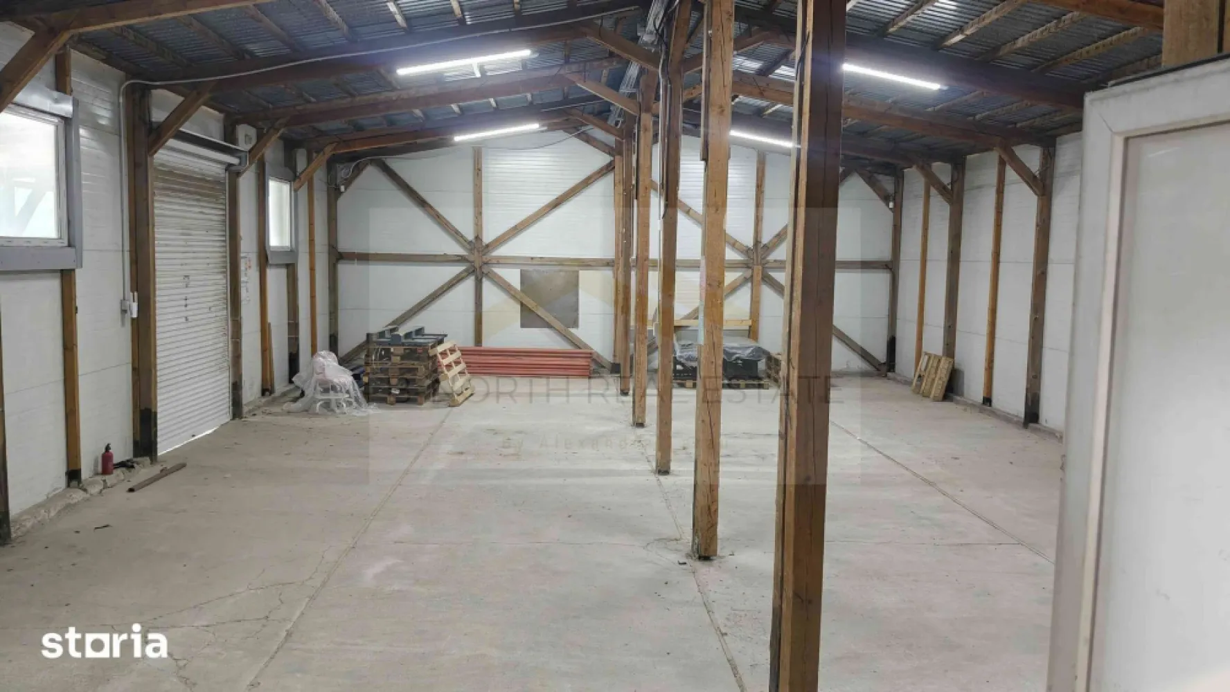 Hală industrială cu birouri de închiriat | Popești-Leordeni | 542 mp | Rampă - B-North Real Estate vă propune spre închiriere o hală industrială cu spații de birouri, situată în Popești-Leordeni, ideală pentru activități de depozitare, logistică, distribuție, producție ușoară sau alte activități comerciale și industriale.

Proprietatea oferă o suprafață totală de aproximativ 542 mp, fiind compusă din hală, șopron și spații de birouri, cu acces facil pentru autoutilitare și camioane.

Caracteristici principale
Suprafață totală: 542 mp
Hală industrială
Spații de birouri
Vestiar
Rampă pentru încărcare/descărcare
Construcții independente și bine întreținute
Compartimentare

Hală

Suprafață construită la sol: 186 mp
Suprafață desfășurată: 361,36 mp

Șopron

Suprafață: 151 mp
Ideal pentru depozitare, parcare utilaje sau activități auxiliare
Avantaje
Acces facil pentru TIR-uri și autoutilitare
Rampă pentru operațiuni logistice
Spații de birouri și vestiar
Curte și acces ușor pentru manevrarea mărfurilor
Potrivită pentru depozitare, logistică, distribuție, producție ușoară, service, atelier sau activități comerciale

Localizare:

Popești-Leordeni
Acces rapid către București și principalele artere de circulație

Preț și condiții:

Chirie: 3.000 euro/lună

Pentru detalii suplimentare și programarea unei vizionări, contactați B-North Real Estate.