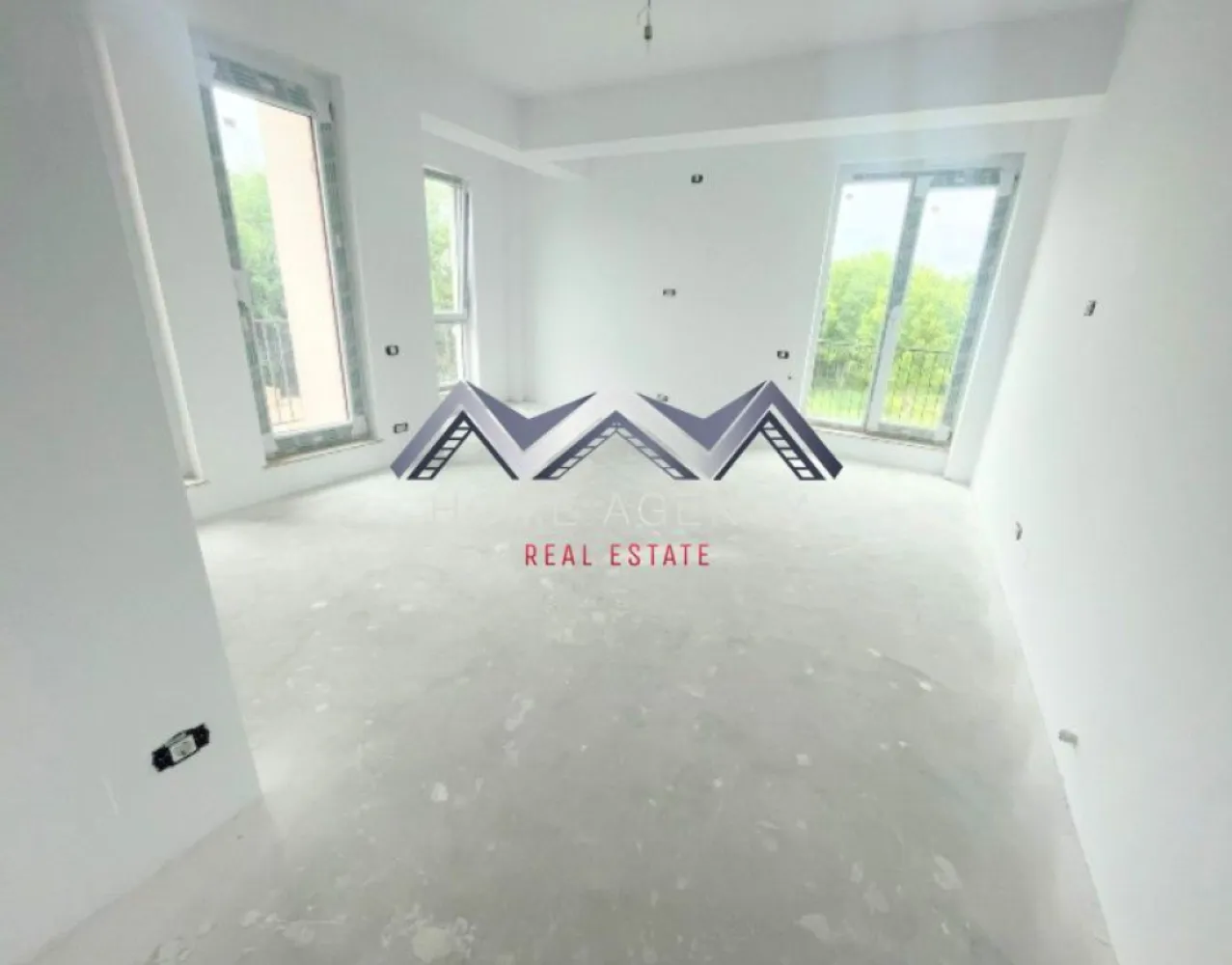 Apartament 2 camere Otopeni central, finisaje la alegere, de la dezvoltator - Dacă îți dorești o locuință modernă, luminoasă și bine compartimentată, amplasată într-o zonă excelentă, acesta este apartamentul perfect pentru tine! Sună acum și programează o vizionare – merită văzut, ultimul disponibil!

Situat chiar în centrul orașului Otopeni, la nici 10 minute de mers pe jos de DN1, acest apartament oferă acces facil către București, Aeroportul Otopeni, Centură și Autostrada A3, dar și proximitate față de toate facilitățile de zi cu zi: magazine, restaurante, piață, farmacii, școală, grădinițe, parcuri și viitoarea stație de metrou.

Apartamentul se află într-un imobil nou, cu structură solidă din beton armat și pereți din cărămidă (atât interiori, cât și exteriori), oferind o izolare termică și fonică excelentă.

Compartimentarea este eficientă, gândită pentru confort și funcționalitate:
- Living generos cu bucătărie open-space – spațiu luminos, perfect pentru relaxare sau pentru momente petrecute în familie;
- Dormitor confortabil, prevăzut cu zonă de dressing;
- Baie complet utilată, cu finisaje moderne;
- Două balcoane spațioase pe zona de zi, ideale pentru a te bucura de lumină naturală și aer curat.

Apartamentul se predă racordat la toate utilitățile publice, cu centrală termică proprie și "la cheie": tu îți poți alege finisajele interioare în funcție de stilul tău (gresie, faianță, parchet, uși interioare și obiecte sanitare).

Această proprietate reprezintă și o oportunitate excelentă de investiție, datorită poziționării sale centrale în Otopeni. Locația permite un randament foarte bun, indiferent dacă vrei să o închiriezi pe termen scurt (regim hotelier), mediu sau lung. Compartimentarea eficientă și spațiile luminoase fac apartamentul atractiv pentru orice tip de chiriaș, iar cererea în zonă este constantă.

Prețul afișat nu include TVA. Comision 0, achiziție direct de la dezvoltator.

Programează acum o vizionare și descoperă acest apartament!