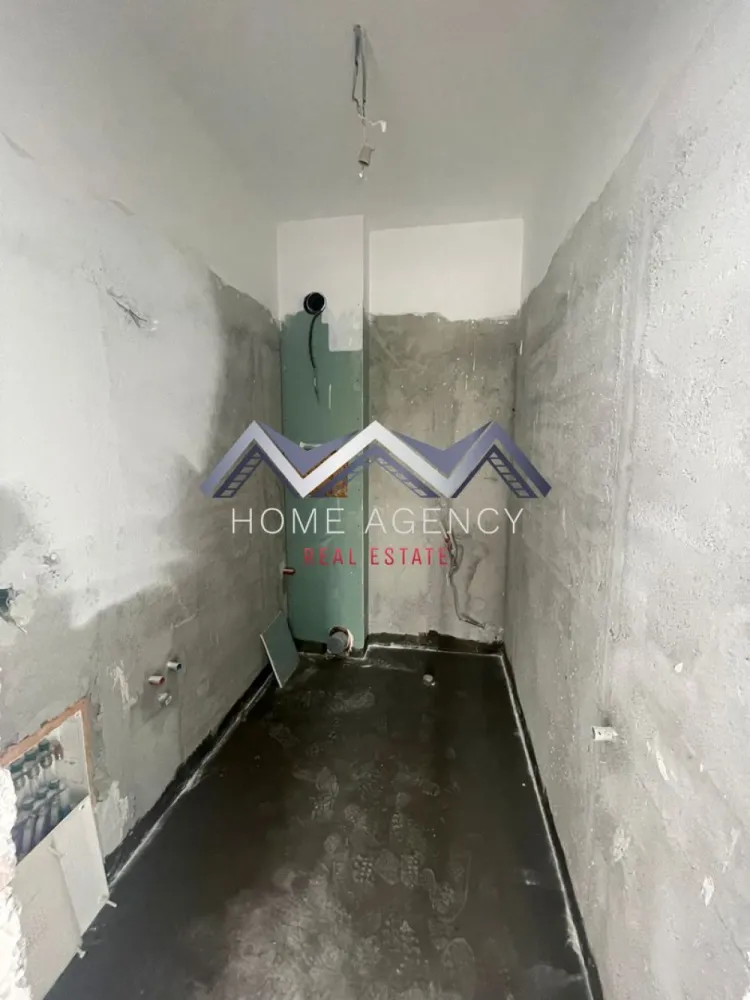 Apartament 2 camere Otopeni central, finisaje la alegere, de la dezvoltator - Dacă îți dorești o locuință modernă, luminoasă și bine compartimentată, amplasată într-o zonă excelentă, acesta este apartamentul perfect pentru tine! Sună acum și programează o vizionare – merită văzut, ultimul disponibil!

Situat chiar în centrul orașului Otopeni, la nici 10 minute de mers pe jos de DN1, acest apartament oferă acces facil către București, Aeroportul Otopeni, Centură și Autostrada A3, dar și proximitate față de toate facilitățile de zi cu zi: magazine, restaurante, piață, farmacii, școală, grădinițe, parcuri și viitoarea stație de metrou.

Apartamentul se află într-un imobil nou, cu structură solidă din beton armat și pereți din cărămidă (atât interiori, cât și exteriori), oferind o izolare termică și fonică excelentă.

Compartimentarea este eficientă, gândită pentru confort și funcționalitate:
- Living generos cu bucătărie open-space – spațiu luminos, perfect pentru relaxare sau pentru momente petrecute în familie;
- Dormitor confortabil, prevăzut cu zonă de dressing;
- Baie complet utilată, cu finisaje moderne;
- Două balcoane spațioase pe zona de zi, ideale pentru a te bucura de lumină naturală și aer curat.

Apartamentul se predă racordat la toate utilitățile publice, cu centrală termică proprie și "la cheie": tu îți poți alege finisajele interioare în funcție de stilul tău (gresie, faianță, parchet, uși interioare și obiecte sanitare).

Această proprietate reprezintă și o oportunitate excelentă de investiție, datorită poziționării sale centrale în Otopeni. Locația permite un randament foarte bun, indiferent dacă vrei să o închiriezi pe termen scurt (regim hotelier), mediu sau lung. Compartimentarea eficientă și spațiile luminoase fac apartamentul atractiv pentru orice tip de chiriaș, iar cererea în zonă este constantă.

Prețul afișat nu include TVA. Comision 0, achiziție direct de la dezvoltator.

Programează acum o vizionare și descoperă acest apartament!