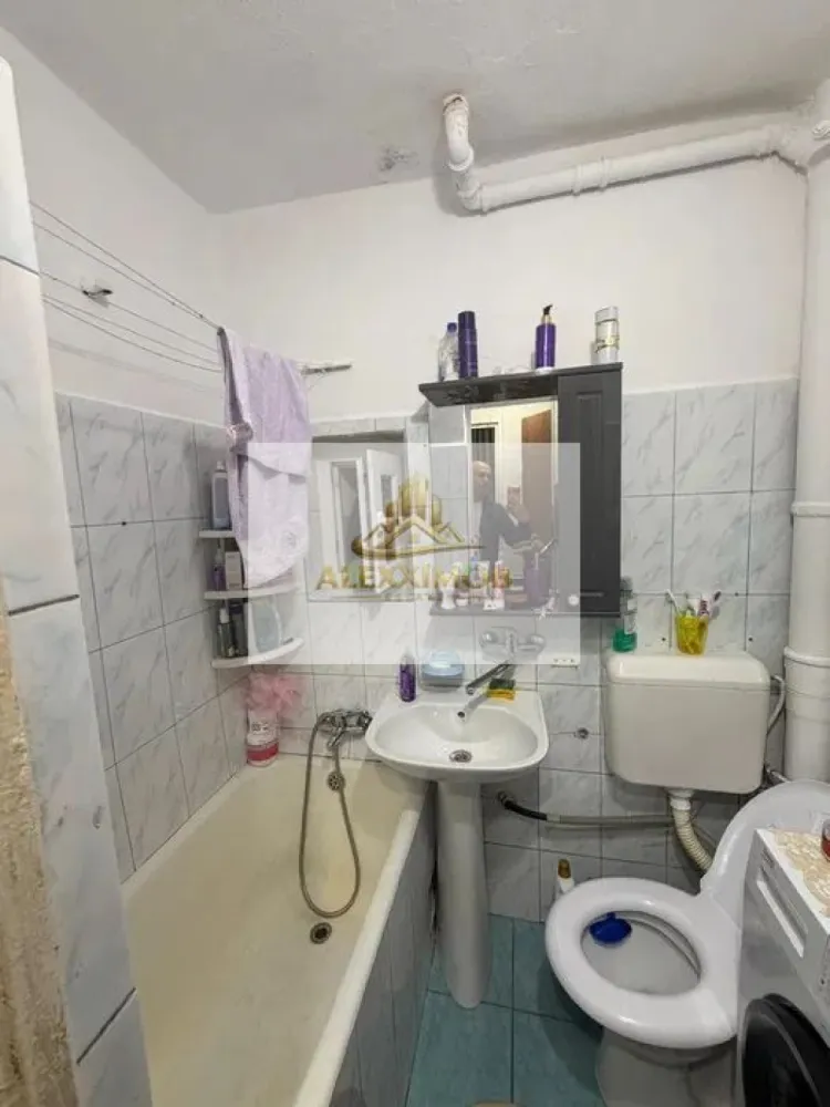 Apartament - 2 camere – bd. Constantin Brancoveanu - 32 mp - Va propun spre vanzare un apartament cu 2 camere – zonă excelentă, aproape de metrou Constantin Brâncoveanu.

 etajul 3 din 4 - zonă apreciată pentru liniște, siguranță și accesibilitate.

Avantaje:

la doar câteva minute de stația de metrou Constantin Brâncoveanu;

amplasare într-o zonă foarte bună, cu acces rapid către magazine, școli, parcuri și mijloace de transport;

etaj intermediar (3/4), ideal pentru confort și eficiență;

vecinătate liniștită și civilizată.

Apartamentul reprezintă o alegere excelentă atât pentru locuit, cât și pentru investiție.

Posibilitate loc de parcare accesat prin ADP.

Pentru mai multe detalii și programarea unei vizionări, vă stau la dispoziție la numărul de telefon: 0751454742

Alexximob Estate - comision 1000 e.
