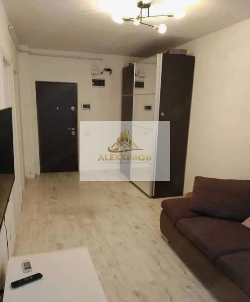 Garsoniera de Vanzare - 32 MP - Drumul Binelui - Va propun spre vanzare o garsoniera, locuința este complet mobilată și utilată, fiind pregătită pentru mutare imediată. Beneficiază de dotări moderne, precum:

aer condiționat;
centrală termică proprie;
frigider;
mașină de spălat rufe;
aragaz;
cuptor electric.

P/8

Localizare excelentă, cu acces rapid către mijloacele de transport 

stația STB in apropiere

metrou Apărătorii Patriei.

Zona este sigură, liniștită și locuită de vecini civilizați. În imediata apropiere se găsesc numeroase facilități: magazine, restaurante, săli de fitness și alte puncte de interes pentru confortul zilnic.

Garsoniera este disponibilă imediat și necesită doar o igienizare ușoară.

Pentru detalii suplimentare, programarea unei vizionări, vă rog să mă contactați. 

Alexximob Estate - tel. 0751454742

comision: 600 euro