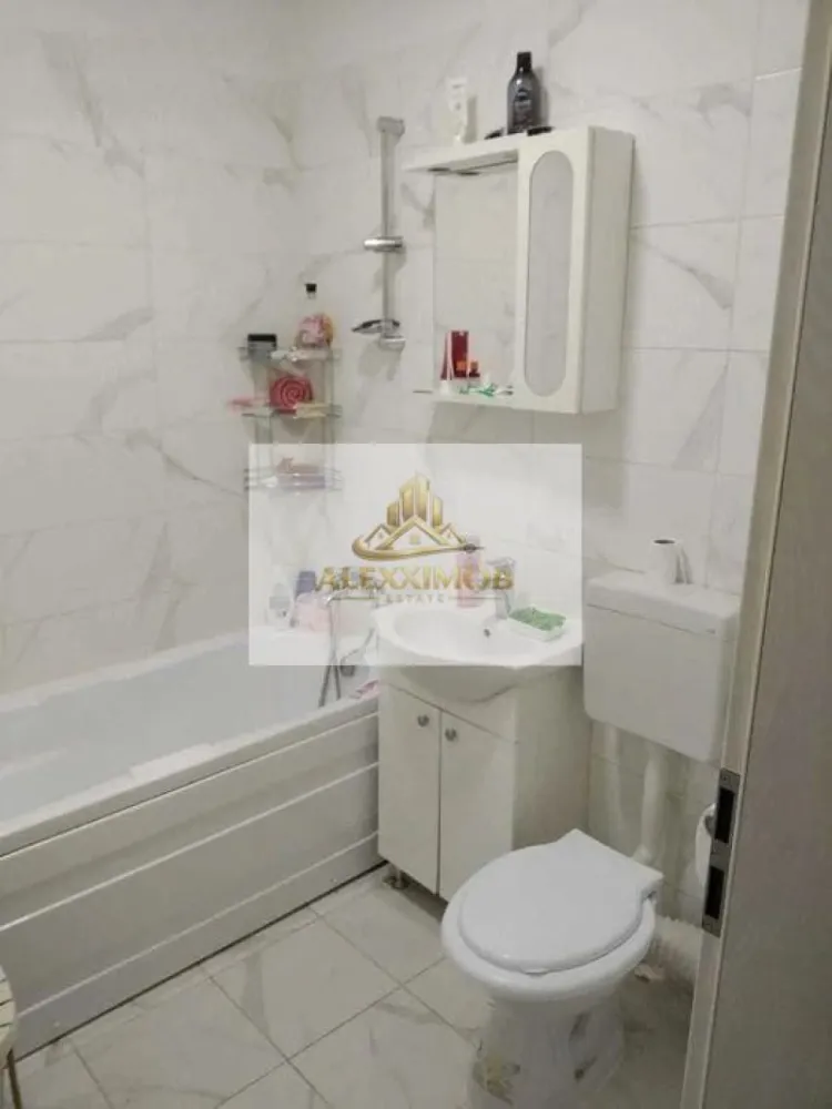 Garsoniera de Vanzare - 32 MP - Drumul Binelui - Va propun spre vanzare o garsoniera, locuința este complet mobilată și utilată, fiind pregătită pentru mutare imediată. Beneficiază de dotări moderne, precum:

aer condiționat;
centrală termică proprie;
frigider;
mașină de spălat rufe;
aragaz;
cuptor electric.

P/8

Localizare excelentă, cu acces rapid către mijloacele de transport 

stația STB in apropiere

metrou Apărătorii Patriei.

Zona este sigură, liniștită și locuită de vecini civilizați. În imediata apropiere se găsesc numeroase facilități: magazine, restaurante, săli de fitness și alte puncte de interes pentru confortul zilnic.

Garsoniera este disponibilă imediat și necesită doar o igienizare ușoară.

Pentru detalii suplimentare, programarea unei vizionări, vă rog să mă contactați. 

Alexximob Estate - tel. 0751454742

comision: 600 euro