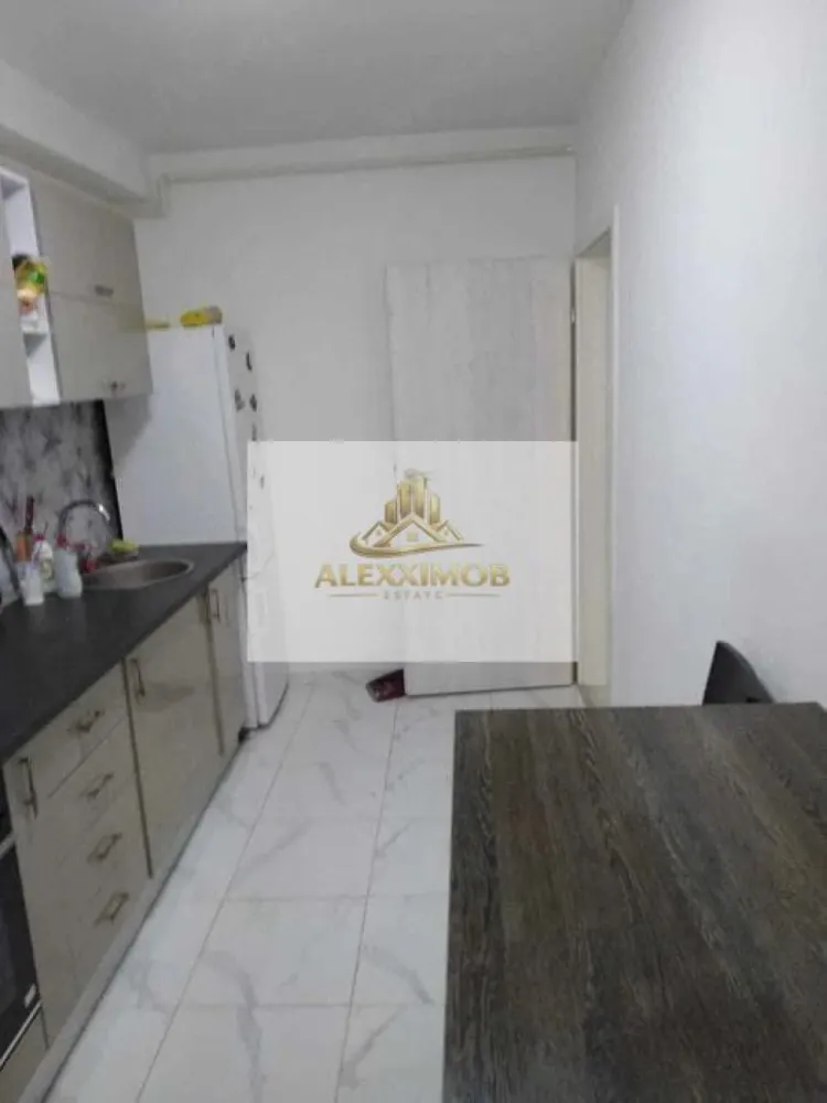 Garsoniera de Vanzare - 32 MP - Drumul Binelui - Va propun spre vanzare o garsoniera, locuința este complet mobilată și utilată, fiind pregătită pentru mutare imediată. Beneficiază de dotări moderne, precum:

aer condiționat;
centrală termică proprie;
frigider;
mașină de spălat rufe;
aragaz;
cuptor electric.

P/8

Localizare excelentă, cu acces rapid către mijloacele de transport 

stația STB in apropiere

metrou Apărătorii Patriei.

Zona este sigură, liniștită și locuită de vecini civilizați. În imediata apropiere se găsesc numeroase facilități: magazine, restaurante, săli de fitness și alte puncte de interes pentru confortul zilnic.

Garsoniera este disponibilă imediat și necesită doar o igienizare ușoară.

Pentru detalii suplimentare, programarea unei vizionări, vă rog să mă contactați. 

Alexximob Estate - tel. 0751454742

comision: 600 euro
