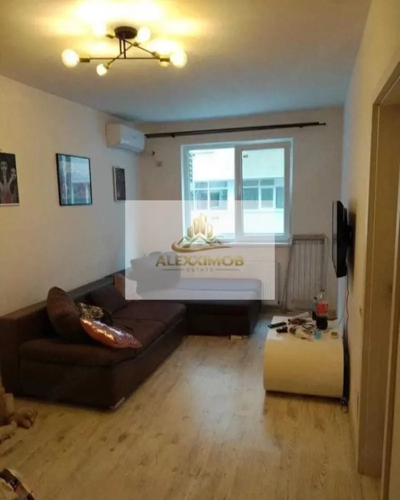 Garsoniera de Vanzare - 32 MP - Drumul Binelui - Va propun spre vanzare o garsoniera, locuința este complet mobilată și utilată, fiind pregătită pentru mutare imediată. Beneficiază de dotări moderne, precum:

aer condiționat;
centrală termică proprie;
frigider;
mașină de spălat rufe;
aragaz;
cuptor electric.

P/8

Localizare excelentă, cu acces rapid către mijloacele de transport 

stația STB in apropiere

metrou Apărătorii Patriei.

Zona este sigură, liniștită și locuită de vecini civilizați. În imediata apropiere se găsesc numeroase facilități: magazine, restaurante, săli de fitness și alte puncte de interes pentru confortul zilnic.

Garsoniera este disponibilă imediat și necesită doar o igienizare ușoară.

Pentru detalii suplimentare, programarea unei vizionări, vă rog să mă contactați. 

Alexximob Estate - tel. 0751454742

comision: 600 euro