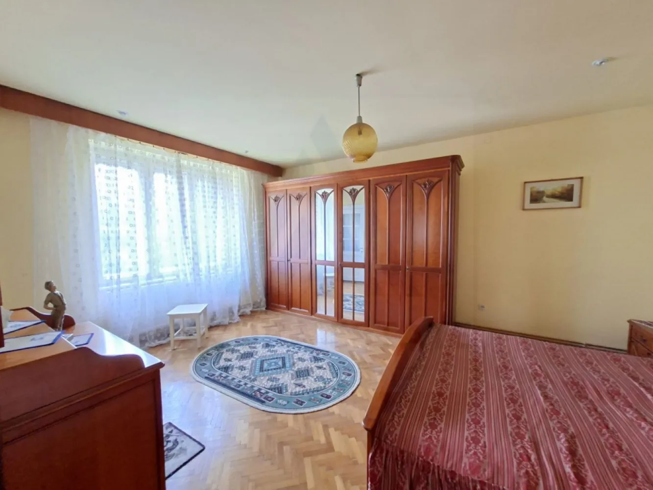 Apartament 4 camere 110 mp utili cu teren aferent si 2 bai Central - Agenția Imobiliară Azura Estate vă propune spre vânzare un apartament la casă situat în zona centrala, proximitatea Facultății de Medicină una dintre cele mai apreciate și bine conectate zone ale orașului. ✨

Proprietatea este amplasată la etajul 1 al unui imobil cu regim de înălțime S+P+1E+Pod și dispune de o suprafață utilă de aproximativ 110 mp, având o compartimentare generoasă și multiple posibilități de valorificare.

📍 Zona oferă acces rapid către centrul orașului, instituții de învățământ, magazine, restaurante, transport public și alte puncte de interes urban.

Compartimentare:
4 camere
2 băi
bucătărie
debara
terasă închisă

Caracteristici:
suprafață construită: 146 mp
cotă indiviză 1/2 din terenul aferent de 578 mp
cotă indiviză din pivniță și pod
pod cu înălțime de aproximativ 5 m
front stradal de aproximativ 30 ml
curte comună cu doar 2 familii

Un avantaj important îl reprezintă posibilitatea ieșirii din indiviziune și extinderea spațiului locativ până la aproximativ 220 mp utili prin valorificarea podului, precum și posibilitatea separării terenului și acces individual în curte.

💶 Preț solicitat: 249.900 Euro negociabil!