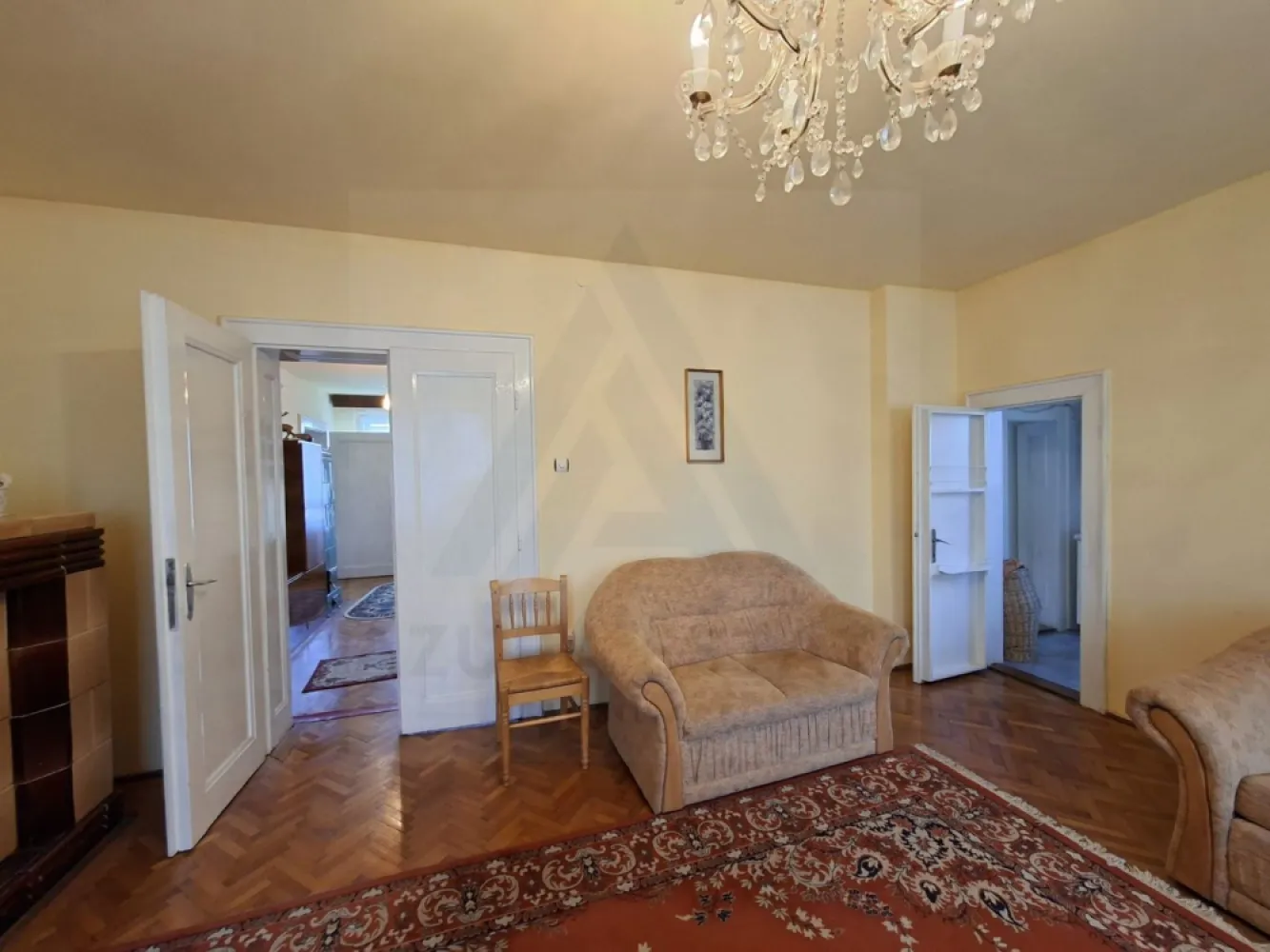 Apartament 4 camere 110 mp utili cu teren aferent si 2 bai Central - Agenția Imobiliară Azura Estate vă propune spre vânzare un apartament la casă situat în zona centrala, proximitatea Facultății de Medicină una dintre cele mai apreciate și bine conectate zone ale orașului. ✨

Proprietatea este amplasată la etajul 1 al unui imobil cu regim de înălțime S+P+1E+Pod și dispune de o suprafață utilă de aproximativ 110 mp, având o compartimentare generoasă și multiple posibilități de valorificare.

📍 Zona oferă acces rapid către centrul orașului, instituții de învățământ, magazine, restaurante, transport public și alte puncte de interes urban.

Compartimentare:
4 camere
2 băi
bucătărie
debara
terasă închisă

Caracteristici:
suprafață construită: 146 mp
cotă indiviză 1/2 din terenul aferent de 578 mp
cotă indiviză din pivniță și pod
pod cu înălțime de aproximativ 5 m
front stradal de aproximativ 30 ml
curte comună cu doar 2 familii

Un avantaj important îl reprezintă posibilitatea ieșirii din indiviziune și extinderea spațiului locativ până la aproximativ 220 mp utili prin valorificarea podului, precum și posibilitatea separării terenului și acces individual în curte.

💶 Preț solicitat: 249.900 Euro negociabil!