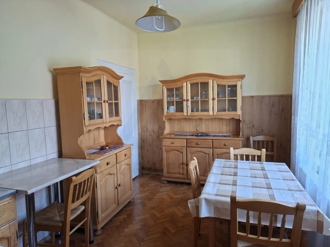 Apartament 4 camere 110 mp utili cu teren aferent si 2 bai Central - Agenția Imobiliară Azura Estate vă propune spre vânzare un apartament la casă situat în zona centrala, proximitatea Facultății de Medicină una dintre cele mai apreciate și bine conectate zone ale orașului. ✨

Proprietatea este amplasată la etajul 1 al unui imobil cu regim de înălțime S+P+1E+Pod și dispune de o suprafață utilă de aproximativ 110 mp, având o compartimentare generoasă și multiple posibilități de valorificare.

📍 Zona oferă acces rapid către centrul orașului, instituții de învățământ, magazine, restaurante, transport public și alte puncte de interes urban.

Compartimentare:
4 camere
2 băi
bucătărie
debara
terasă închisă

Caracteristici:
suprafață construită: 146 mp
cotă indiviză 1/2 din terenul aferent de 578 mp
cotă indiviză din pivniță și pod
pod cu înălțime de aproximativ 5 m
front stradal de aproximativ 30 ml
curte comună cu doar 2 familii

Un avantaj important îl reprezintă posibilitatea ieșirii din indiviziune și extinderea spațiului locativ până la aproximativ 220 mp utili prin valorificarea podului, precum și posibilitatea separării terenului și acces individual în curte.

💶 Preț solicitat: 249.900 Euro negociabil!