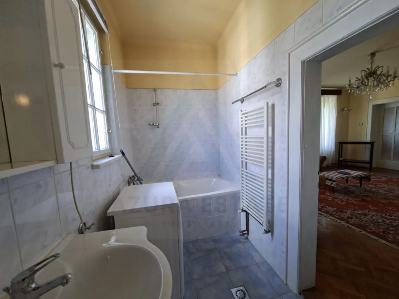 Apartament 4 camere 110 mp utili cu teren aferent si 2 bai Central