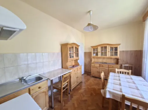 Apartament 4 camere 110 mp utili cu teren aferent si 2 bai Central