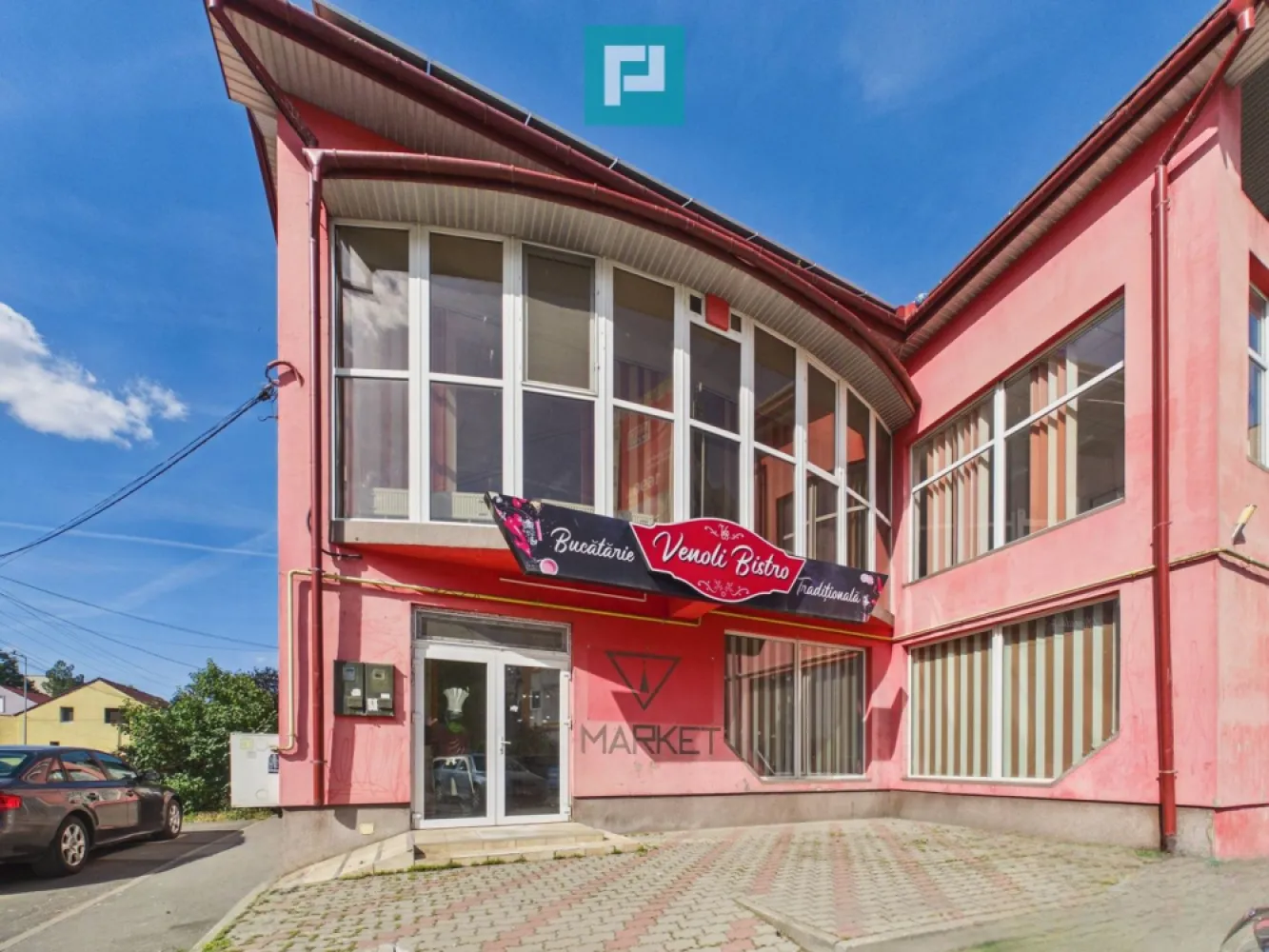 Centru comercial P+1 de închiriat, zona Vlaicu - PROPERTY LAB vă propune spre închiriere:

Centru comercial premium de închiriat – Spațiul În Care Afacerea Ta Poate Crește

Există spații comerciale și există locuri care inspiră încredere, profesionalism și dezvoltare. Acest imobil este pregătit să devină noul sediu al unei afaceri de succes, oferind suprafețe generoase, compartimentare eficientă și dotări moderne, într-o clădire reprezentativă de tip P+1, calea Aurel Vlaicu, Arad!

Suprafață utilă totală: 297,13 mp
Parter: 144,42 mp utili Etaj: 152,71 mp utili

COMPARTIMENTARE PARTER

Salon generos, cu multiple posibilități de utilizare
Birou
Depozit
Baie
Parterul beneficiază de sistem de supraveghere video la interior și oferă un spațiu ideal pentru activități comerciale, servicii, recepție clienți sau showroom.

COMPARTIMENTARE ETAJ

Salon principal amenajat
Încăpere pentru cosmetică
Depozit / vestiar
Baie dublă
Etajul este amenajat în prezent ca salon de înfrumusețare și este dotat cu:

8 posturi de coafură
Zonă pentru manichiură
Zonă pentru cosmetică
Spațiu dedicat pentru scafă
Compartimentarea poate fi reorganizată în funcție de necesitățile viitorului chiriaș și de specificul activității desfășurate.

DOTĂRI ȘI UTILITĂȚI
Două centrale termice pe gaz, separate pentru parter și etaj
2 aparate de aer condiționat la parter
2 aparate de aer condiționat la etaj
Energie electrică trifazată
Panouri fotovoltaice
Apă de la rețea
Gaz
Canalizare
Uși și geamuri termopan
Interior proaspăt zugrăvit în lavabilă culoare albă

Spațiul este pregătit pentru utilizare imediată, fără investiții suplimentare majore, oferind un mediu modern și eficient pentru dezvoltarea unei afaceri.

DESTINAȚII POSIBILE 
Datorită configurației și suprafeței generoase, proprietatea se pretează pentru:

Clinică medicală
Policlinică
Farmacie
Salon de înfrumusețare
Centru de recuperare
Sală de fitness
Birouri
Magazin de prezentare
Centru educațional
Alte activități comerciale și de servicii

Dacă ești în căutarea unui spațiu care să transmită profesionalism și să ofere condițiile necesare pentru dezvoltarea unui business pe termen lung, această proprietate reprezintă o oportunitate rară.

Aici nu închiriezi doar metri pătrați. Închiriezi locul în care ideile tale pot prinde contur, iar afacerea ta poate evolua la următorul nivel.

Pentru mai multe informații sau pentru a programa o vizionare, nu ezitați să mă contactați!

Claudiu Coșeri - Consultant Imobiliar Propertylab
Telefon: 0741 406 291

CP3107006