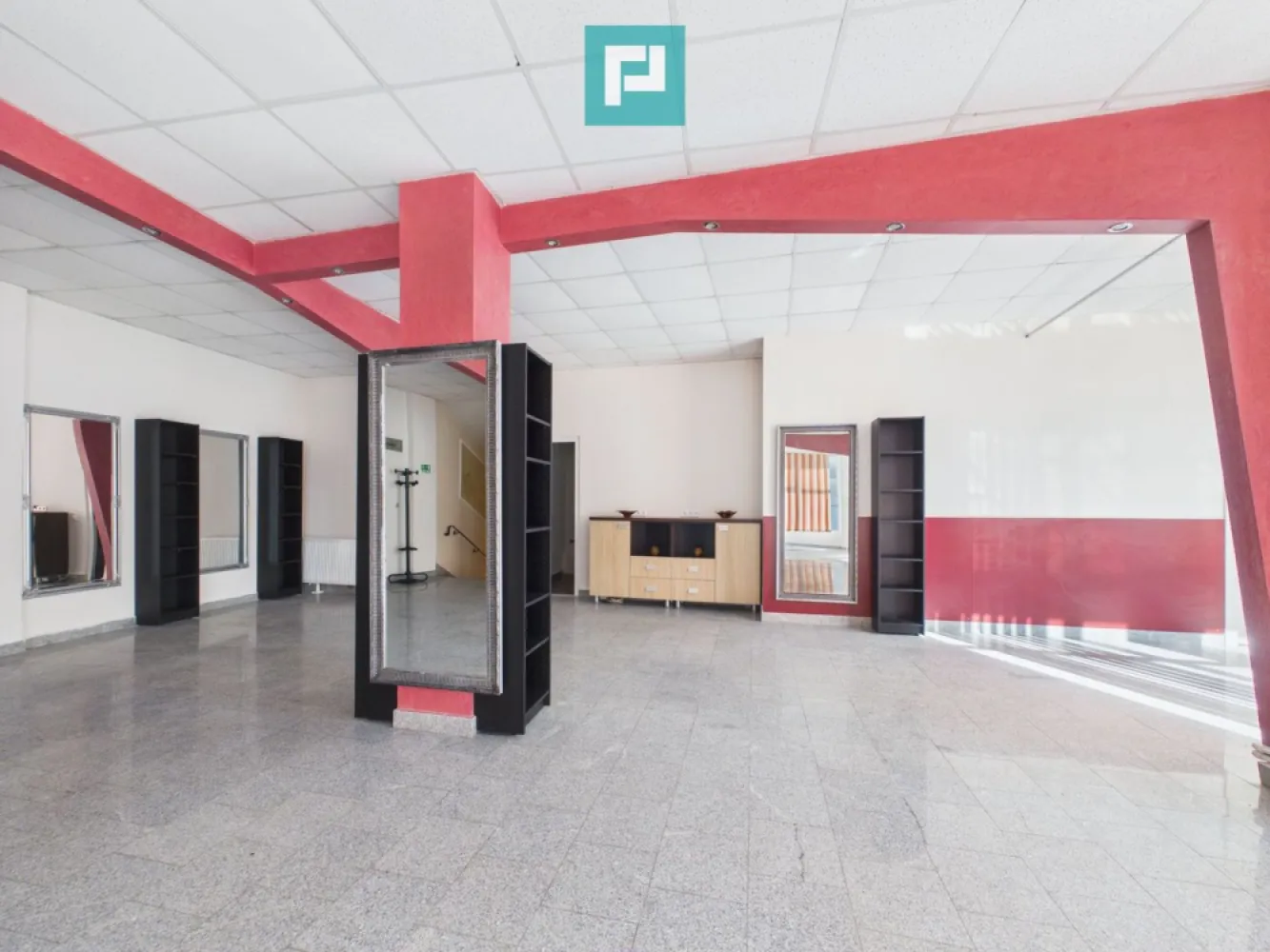 Spațiu comercial de închiriat, zona Vlaicu - PROPERTY LAB vă propune spre închiriere:

Spațiu de Închiriat – ETAJ COMPLET AMENAJAT PENTRU SALON DE ÎNFRUMUSEȚARE

Oportunitate excelentă pentru profesioniștii din domeniul beauty care își doresc să își dezvolte activitatea într-un spațiu modern, funcțional și pregătit pentru utilizare imediată.

Situat la etajul unei clădiri comerciale P+1, spațiul dispune de o suprafață utilă de 152,71 mp și este amenajat în prezent ca salon de înfrumusețare, oferind toate condițiile necesare pentru desfășurarea activităților specifice.

Amenajări și dotări existente:

- 8 posturi de coafură
- Zonă dedicată pentru manichiură
- Spațiu pentru servicii de cosmetică
- Zonă pentru scafă
- Compartimentare practică și eficientă

Compartimentare:

- Salon principal generos
- Încăpere destinată serviciilor de cosmetică
- Depozit / vestiar
- Baie dublă

Spațiul este luminos, bine întreținut și proaspăt zugrăvit, fiind pregătit pentru continuarea activității fără investiții majore suplimentare.

Dotări și utilități:

- Centrală termică proprie pe gaz
- Două aparate de aer condiționat
- Energie electrică trifazată
- Panouri fotovoltaice
- Apă de la rețea
- Gaz natural
- Canalizare
- Uși și geamuri termopan

Configurația actuală permite funcționarea imediată a unui salon de înfrumusețare complex, care poate integra servicii de coafură, frizerie, cosmetică, manichiură, pedichiură, make-up și alte activități din domeniul beauty.

De asemenea, spațiul poate fi reorganizat și adaptat în funcție de necesitățile viitorului chiriaș.

Un spațiu creat pentru profesioniști, unde confortul clienților, eficiența activității și imaginea afacerii se îmbină într-un mediu modern și primitor.

Sper că această propunere îndeplinește așteptările dumneavoastră.

Pentru mai multe informații sau pentru a programa o vizionare, nu ezitați să mă contactați!

Claudiu Coșeri - Consultant Imobiliar Propertylab
Telefon: 0741 406 291

CP3107000