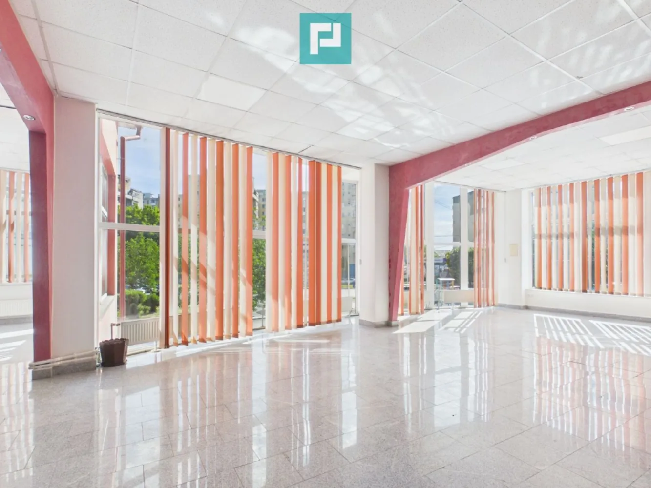 Spațiu comercial de închiriat, zona Vlaicu - PROPERTY LAB vă propune spre închiriere:

Spațiu de Închiriat – ETAJ COMPLET AMENAJAT PENTRU SALON DE ÎNFRUMUSEȚARE

Oportunitate excelentă pentru profesioniștii din domeniul beauty care își doresc să își dezvolte activitatea într-un spațiu modern, funcțional și pregătit pentru utilizare imediată.

Situat la etajul unei clădiri comerciale P+1, spațiul dispune de o suprafață utilă de 152,71 mp și este amenajat în prezent ca salon de înfrumusețare, oferind toate condițiile necesare pentru desfășurarea activităților specifice.

Amenajări și dotări existente:

- 8 posturi de coafură
- Zonă dedicată pentru manichiură
- Spațiu pentru servicii de cosmetică
- Zonă pentru scafă
- Compartimentare practică și eficientă

Compartimentare:

- Salon principal generos
- Încăpere destinată serviciilor de cosmetică
- Depozit / vestiar
- Baie dublă

Spațiul este luminos, bine întreținut și proaspăt zugrăvit, fiind pregătit pentru continuarea activității fără investiții majore suplimentare.

Dotări și utilități:

- Centrală termică proprie pe gaz
- Două aparate de aer condiționat
- Energie electrică trifazată
- Panouri fotovoltaice
- Apă de la rețea
- Gaz natural
- Canalizare
- Uși și geamuri termopan

Configurația actuală permite funcționarea imediată a unui salon de înfrumusețare complex, care poate integra servicii de coafură, frizerie, cosmetică, manichiură, pedichiură, make-up și alte activități din domeniul beauty.

De asemenea, spațiul poate fi reorganizat și adaptat în funcție de necesitățile viitorului chiriaș.

Un spațiu creat pentru profesioniști, unde confortul clienților, eficiența activității și imaginea afacerii se îmbină într-un mediu modern și primitor.

Sper că această propunere îndeplinește așteptările dumneavoastră.

Pentru mai multe informații sau pentru a programa o vizionare, nu ezitați să mă contactați!

Claudiu Coșeri - Consultant Imobiliar Propertylab
Telefon: 0741 406 291

CP3107000