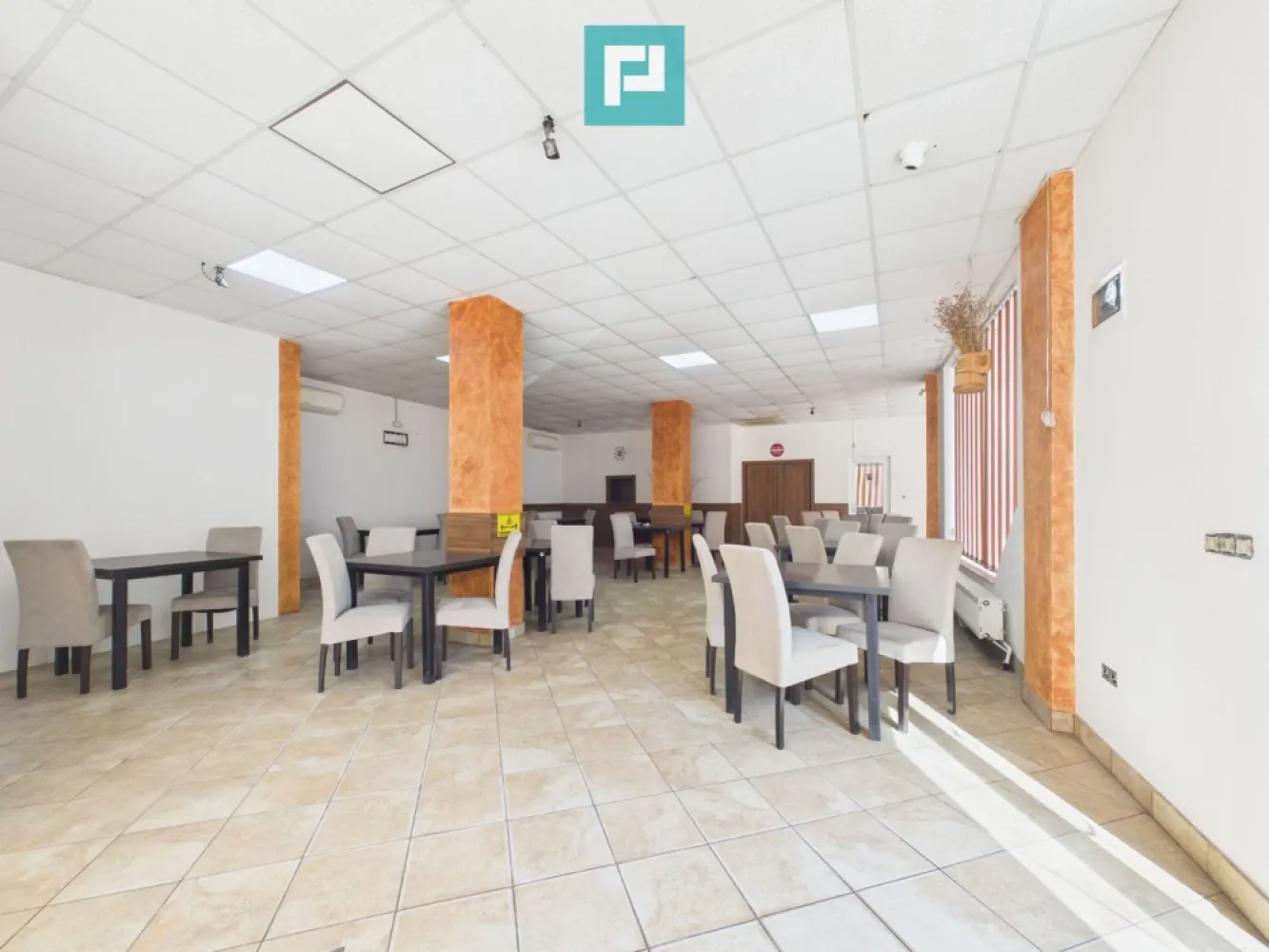 Spațiu comercial pentru închiriere, zona Vlaicu - PROPERTY LAB vă propune spre închiriere:

Spațiu Comercial de Închiriat – PARTER, 144,42 mp utili

Oportunitate excelentă pentru dezvoltarea unei afaceri într-un spațiu comercial generos, funcțional și pregătit pentru utilizare imediată.

Situat la parterul unei clădiri comerciale P+1, spațiul beneficiază de o suprafață utilă de 144,42 mp și oferă o compartimentare practică, adaptabilă unei game variate de activități comerciale sau de servicii.

Compartimentare:

- Salon principal cu suprafață generoasă
- Birou
- Depozit
- Baie

Spațiul este luminos, bine întreținut și recent zugrăvit în lavabilă albă, oferind noului chiriaș posibilitatea de a-l personaliza în funcție de specificul activității desfășurate.

Dotări și utilități:

- Centrală termică proprie pe gaz
- Două aparate de aer condiționat
- Sistem de supraveghere video la interior
- Energie electrică trifazată
- Panouri fotovoltaice
- Apă de la rețea
- Gaz natural
- Racordare la canalizarea orașului
- Uși și geamuri termopan

Datorită suprafeței și compartimentării eficiente, spațiul poate fi utilizat pentru diverse activități, precum cabinet medical, clinică, farmacie, showroom, magazin de prezentare, birouri, centru educațional, salon de servicii, sediu de firmă sau alte activități comerciale.

Proprietatea oferă condiții moderne de funcționare, costuri optimizate prin aportul panourilor fotovoltaice și flexibilitatea necesară pentru adaptarea la cerințele oricărui business.

Sper că această propunere îndeplinește așteptările dumneavoastră.

Pentru mai multe informații sau pentru a programa o vizionare, nu ezitați să mă contactați!

Claudiu Coșeri - Consultant Imobiliar Propertylab
Telefon: 0741 406 291

CP3106990