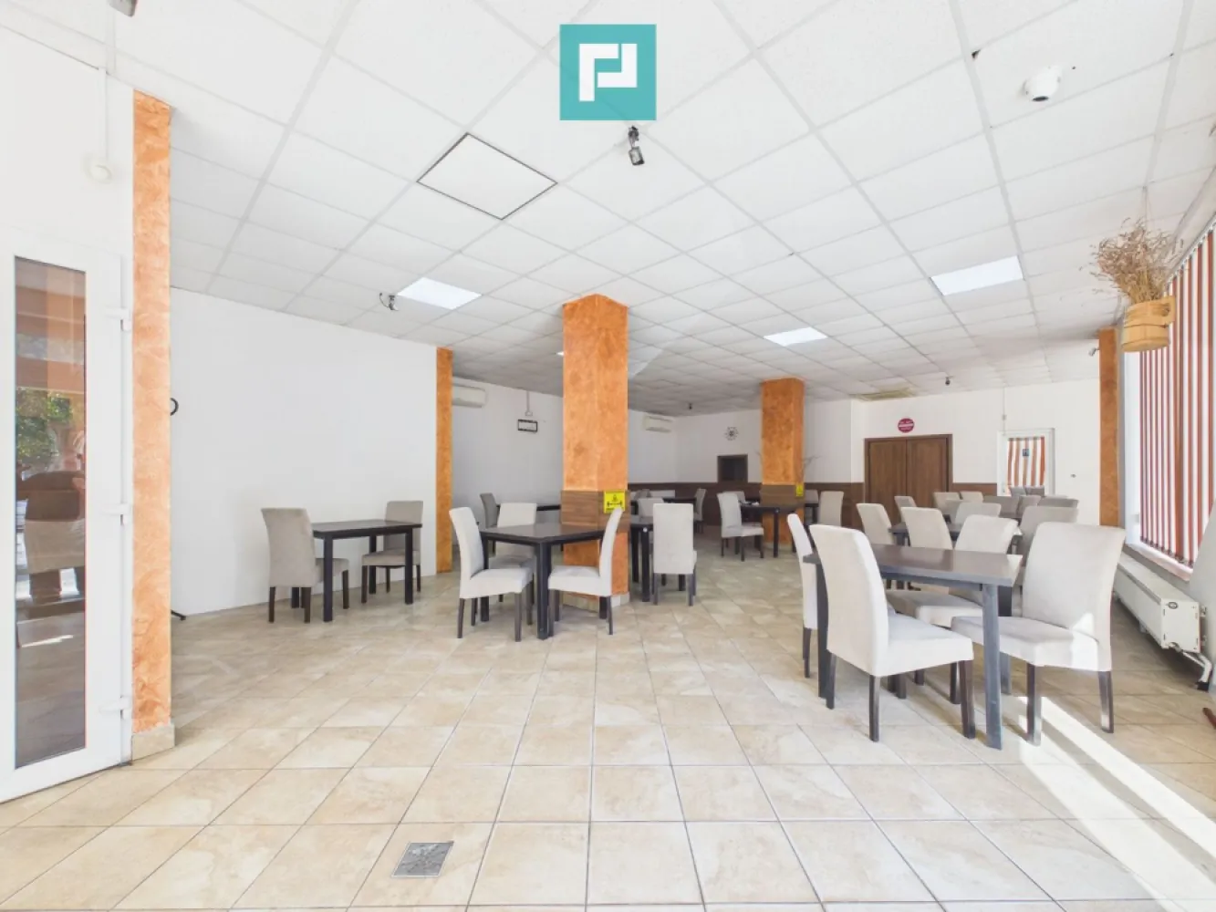 Spațiu comercial pentru închiriere, zona Vlaicu - PROPERTY LAB vă propune spre închiriere:

Spațiu Comercial de Închiriat – PARTER, 144,42 mp utili

Oportunitate excelentă pentru dezvoltarea unei afaceri într-un spațiu comercial generos, funcțional și pregătit pentru utilizare imediată.

Situat la parterul unei clădiri comerciale P+1, spațiul beneficiază de o suprafață utilă de 144,42 mp și oferă o compartimentare practică, adaptabilă unei game variate de activități comerciale sau de servicii.

Compartimentare:

- Salon principal cu suprafață generoasă
- Birou
- Depozit
- Baie

Spațiul este luminos, bine întreținut și recent zugrăvit în lavabilă albă, oferind noului chiriaș posibilitatea de a-l personaliza în funcție de specificul activității desfășurate.

Dotări și utilități:

- Centrală termică proprie pe gaz
- Două aparate de aer condiționat
- Sistem de supraveghere video la interior
- Energie electrică trifazată
- Panouri fotovoltaice
- Apă de la rețea
- Gaz natural
- Racordare la canalizarea orașului
- Uși și geamuri termopan

Datorită suprafeței și compartimentării eficiente, spațiul poate fi utilizat pentru diverse activități, precum cabinet medical, clinică, farmacie, showroom, magazin de prezentare, birouri, centru educațional, salon de servicii, sediu de firmă sau alte activități comerciale.

Proprietatea oferă condiții moderne de funcționare, costuri optimizate prin aportul panourilor fotovoltaice și flexibilitatea necesară pentru adaptarea la cerințele oricărui business.

Sper că această propunere îndeplinește așteptările dumneavoastră.

Pentru mai multe informații sau pentru a programa o vizionare, nu ezitați să mă contactați!

Claudiu Coșeri - Consultant Imobiliar Propertylab
Telefon: 0741 406 291

CP3106990