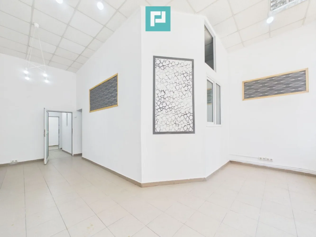 Spațiu comercial pentru închiriere, zona UTA - PROPERTY LAB vă propune spre închiriere:

Spațiu pentru salon de înfrumusețare complet amenajat, disponibil pentru închiriere în zona UTA, Calea Aurel Vlaicu-Arad!

Oportunitate excelentă pentru dezvoltarea sau relocarea unei afaceri din domeniul beauty, într-o zonă cu vizibilitate foarte bună și trafic intens, situată în apropierea Stadionului UTA, la colț cu Calea Victoriei.

Spațiul este compartimentat și pregătit pentru desfășurarea activităților specifice unui salon de înfrumusețare, oferind funcționalitate și confort atât pentru personal, cât și pentru clienți.

Compartimentare:

 • Zonă coafor/frizerie cu 2 posturi de lucru • 2 camere dedicate serviciilor de cosmetică • 1 cameră pentru manichiură și pedichiură • Zonă separată pentru spălat părul (scafă) • Grup sanitar

Utilități și dotări:

 • Apă curentă • Centrală termică proprie pe gaz • Unitate de climatizare pentru un confort optim pe tot parcursul anului • Geamuri și ușă din tâmplărie PVC cu geam termopan • Curent electric • Gaz

Poziționarea excelentă, accesul facil și compartimentarea eficientă transformă această proprietate într-o alegere ideală pentru salon de înfrumusețare, cosmetică, frizerie, barber shop, manichiură-pedichiură sau alte activități din domeniul serviciilor de înfrumusețare.

Succesul unei afaceri începe cu locația potrivită. 

Acest spațiu oferă cadrul ideal pentru dezvoltarea unui business modern într-una dintre cele mai cunoscute zone ale municipiului Arad.

Sper că această propunere îndeplinește așteptările dumneavoastră.

Pentru mai multe informații sau pentru a programa o vizionare, nu ezitați să mă contactați!

Claudiu Coșeri - Consultant Imobiliar Propertylab
Telefon: 0741 406 291

CP3106927