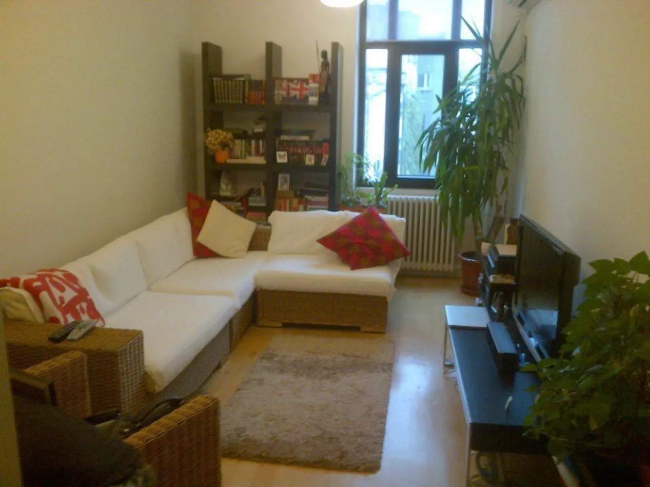 Apartament Deosebit situat in Imobil Reprezentativ - Piata Lahovari !! - Apartament deosebit , situat intr-un imobil reprezentativ.

Imobilul are o retragere de aproximativ 40 de metrii fata de Piata Lahovari , fiind dotat cu doua curti interioare , acest aspect asigurand liniste si intimitate locatarilor.
 
Tip Apartament : 2 camere , Decomandat ( Living , Dormitor , Bucatarie , Baie , Grup Sanitar , Debara , Logie )

Apartamentul se afla situat la etajul 2 al unui imobil P+4+M

Suprafata apartament : 52.50 mp + 2.50 mp Logie

Apartameentul se inchiriaza atat semimobilat ( 750 Eur / luna ) cat si mobilat complet conform pozelor ( 850 Eur / luna ) 

 Imobilul nu apare pe lista de risc seismic ( bulina rosie ).
Apartamentul poseda atat polita de asigurare PAD ) cat si Polita De Asigurare facultativa ( pentru apartament si pentru bunurile mobile ).

Finisajele apartamentului : parchet suedez , gresie si faianta italieneasca , usi interioare din lemn si sticla , tamplarie exterioara din PVC profil pentacameral cu geam termopan , obiecte sanitare Ideal Standard , etc. ).

Dotari :

a) Bucatarie mobilata si echipata Franke ( facuta pe comanda , special pe masurile bucatariei ).

b) Dressing-uri executate pe comanda - 3 buc. ( patent Ikea )

c) Smart TV Samsung

d) AC - 2 unitati ( Inverter )

e) Internet si servicii TV - UPC

f) Interfon

g) Frigider

h) Mobilier Living Mobexpert

i) Pat Dormitor 

Costurile utilitatilor cad in sarcina chiriasului.

Se solicita 2 luni de garantie .

Disponibil de la 20.05.2025 !