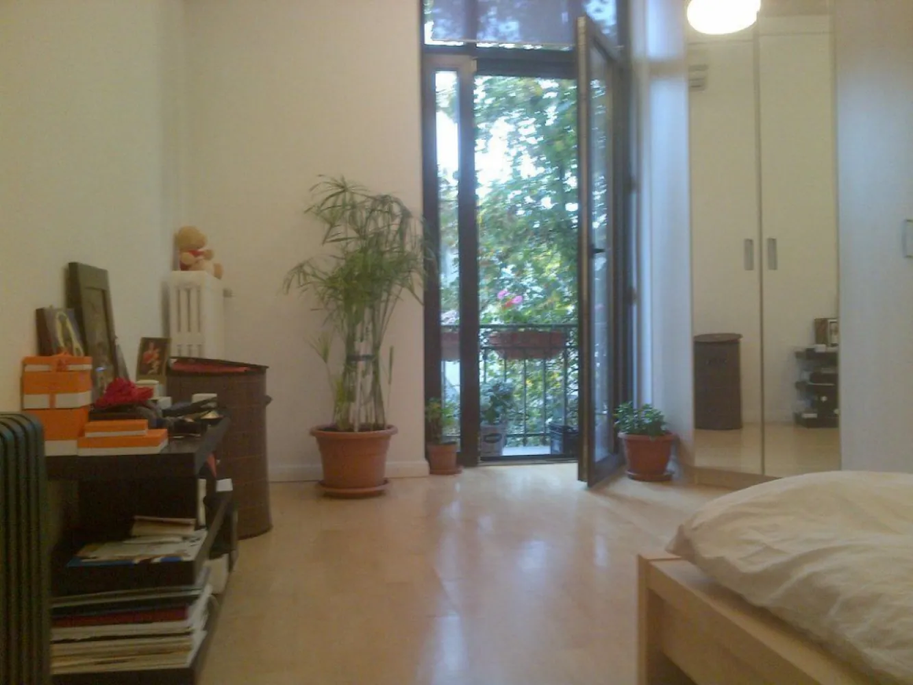 Apartament Deosebit situat in Imobil Reprezentativ - Piata Lahovari !! - Apartament deosebit , situat intr-un imobil reprezentativ.

Imobilul are o retragere de aproximativ 40 de metrii fata de Piata Lahovari , fiind dotat cu doua curti interioare , acest aspect asigurand liniste si intimitate locatarilor.
 
Tip Apartament : 2 camere , Decomandat ( Living , Dormitor , Bucatarie , Baie , Grup Sanitar , Debara , Logie )

Apartamentul se afla situat la etajul 2 al unui imobil P+4+M

Suprafata apartament : 52.50 mp + 2.50 mp Logie

Apartameentul se inchiriaza atat semimobilat ( 750 Eur / luna ) cat si mobilat complet conform pozelor ( 850 Eur / luna ) 

 Imobilul nu apare pe lista de risc seismic ( bulina rosie ).
Apartamentul poseda atat polita de asigurare PAD ) cat si Polita De Asigurare facultativa ( pentru apartament si pentru bunurile mobile ).

Finisajele apartamentului : parchet suedez , gresie si faianta italieneasca , usi interioare din lemn si sticla , tamplarie exterioara din PVC profil pentacameral cu geam termopan , obiecte sanitare Ideal Standard , etc. ).

Dotari :

a) Bucatarie mobilata si echipata Franke ( facuta pe comanda , special pe masurile bucatariei ).

b) Dressing-uri executate pe comanda - 3 buc. ( patent Ikea )

c) Smart TV Samsung

d) AC - 2 unitati ( Inverter )

e) Internet si servicii TV - UPC

f) Interfon

g) Frigider

h) Mobilier Living Mobexpert

i) Pat Dormitor 

Costurile utilitatilor cad in sarcina chiriasului.

Se solicita 2 luni de garantie .

Disponibil de la 20.05.2025 !