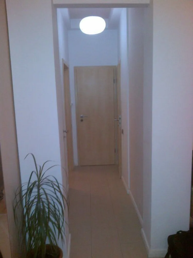 Apartament Deosebit situat in Imobil Reprezentativ - Piata Lahovari !! - Apartament deosebit , situat intr-un imobil reprezentativ.

Imobilul are o retragere de aproximativ 40 de metrii fata de Piata Lahovari , fiind dotat cu doua curti interioare , acest aspect asigurand liniste si intimitate locatarilor.
 
Tip Apartament : 2 camere , Decomandat ( Living , Dormitor , Bucatarie , Baie , Grup Sanitar , Debara , Logie )

Apartamentul se afla situat la etajul 2 al unui imobil P+4+M

Suprafata apartament : 52.50 mp + 2.50 mp Logie

Apartameentul se inchiriaza atat semimobilat ( 750 Eur / luna ) cat si mobilat complet conform pozelor ( 850 Eur / luna ) 

 Imobilul nu apare pe lista de risc seismic ( bulina rosie ).
Apartamentul poseda atat polita de asigurare PAD ) cat si Polita De Asigurare facultativa ( pentru apartament si pentru bunurile mobile ).

Finisajele apartamentului : parchet suedez , gresie si faianta italieneasca , usi interioare din lemn si sticla , tamplarie exterioara din PVC profil pentacameral cu geam termopan , obiecte sanitare Ideal Standard , etc. ).

Dotari :

a) Bucatarie mobilata si echipata Franke ( facuta pe comanda , special pe masurile bucatariei ).

b) Dressing-uri executate pe comanda - 3 buc. ( patent Ikea )

c) Smart TV Samsung

d) AC - 2 unitati ( Inverter )

e) Internet si servicii TV - UPC

f) Interfon

g) Frigider

h) Mobilier Living Mobexpert

i) Pat Dormitor 

Costurile utilitatilor cad in sarcina chiriasului.

Se solicita 2 luni de garantie .

Disponibil de la 20.05.2025 !