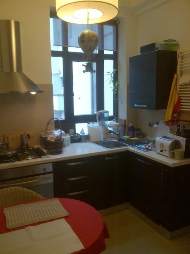 Apartament Deosebit situat in Imobil Reprezentativ - Piata Lahovari !! - Apartament deosebit , situat intr-un imobil reprezentativ.

Imobilul are o retragere de aproximativ 40 de metrii fata de Piata Lahovari , fiind dotat cu doua curti interioare , acest aspect asigurand liniste si intimitate locatarilor.
 
Tip Apartament : 2 camere , Decomandat ( Living , Dormitor , Bucatarie , Baie , Grup Sanitar , Debara , Logie )

Apartamentul se afla situat la etajul 2 al unui imobil P+4+M

Suprafata apartament : 52.50 mp + 2.50 mp Logie

Apartameentul se inchiriaza atat semimobilat ( 750 Eur / luna ) cat si mobilat complet conform pozelor ( 850 Eur / luna ) 

 Imobilul nu apare pe lista de risc seismic ( bulina rosie ).
Apartamentul poseda atat polita de asigurare PAD ) cat si Polita De Asigurare facultativa ( pentru apartament si pentru bunurile mobile ).

Finisajele apartamentului : parchet suedez , gresie si faianta italieneasca , usi interioare din lemn si sticla , tamplarie exterioara din PVC profil pentacameral cu geam termopan , obiecte sanitare Ideal Standard , etc. ).

Dotari :

a) Bucatarie mobilata si echipata Franke ( facuta pe comanda , special pe masurile bucatariei ).

b) Dressing-uri executate pe comanda - 3 buc. ( patent Ikea )

c) Smart TV Samsung

d) AC - 2 unitati ( Inverter )

e) Internet si servicii TV - UPC

f) Interfon

g) Frigider

h) Mobilier Living Mobexpert

i) Pat Dormitor 

Costurile utilitatilor cad in sarcina chiriasului.

Se solicita 2 luni de garantie .

Disponibil de la 20.05.2025 !
