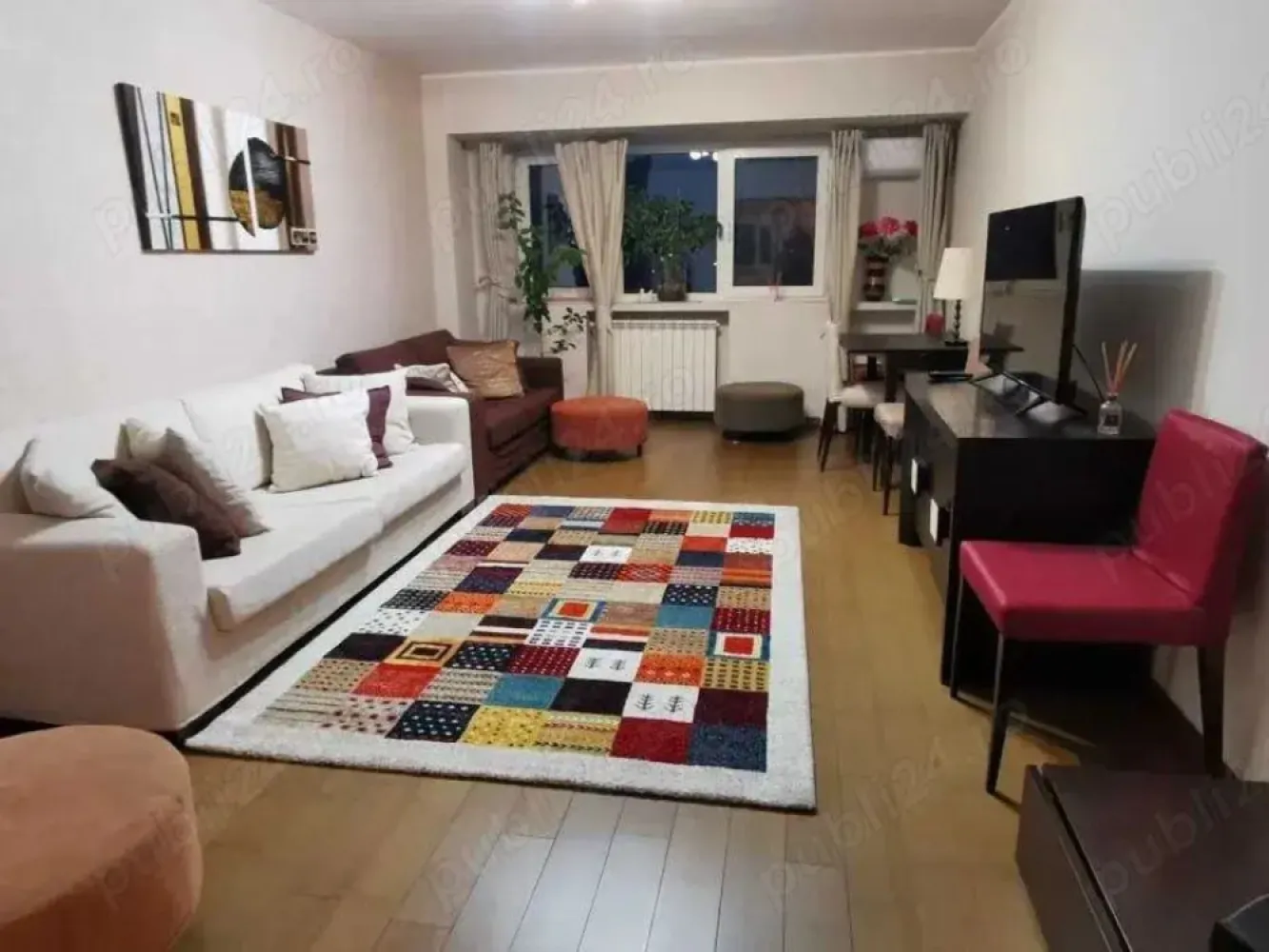 BRASADAS închiriază ap cam etaj 6/8 Bd. UNIRII. - Agenția imobiliara BRASADAS închiriază apartament 2 camere, decomandat, mobilat nou si modern, de lux, proaspat renovat, in bloc monolit. Conditii excelente, scara impecabil intretinuta, supraveghere video 24 h. Apartament la etajul 6 din 8, renovat integral, in zona dezirabila, pe Bld Unirii langa Tribunal, 5 minute de metrou Unirii ,10 minute de Curtea de Apel si de Judecatoria sector 4 si sector 1, vedere spate panoramica deosebita, zona linistita. - suprafata utila 64mp + 4.5mp balcon inchis - bloc monolit cu 8 etaje finalizat in 1992, - bucatarie moderna, echipata cu frigider, aragaz, hota si contor de gaz - dormitor si sufragerie mari, luminoase - ferestre termopan la camere si la balconul inchis - aer conditionat in sufragerie - baie moderna cu bideu separat - masina de spalat rufe - multiple spatii de depozitare in 2 debarale si dulapuri - parchet in toate camerele - gresie si faianta in baie, bucatarie si hol - design modern.