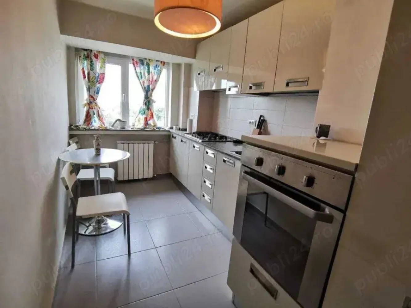 BRASADAS închiriază ap cam etaj 6/8 Bd. UNIRII. - Agenția imobiliara BRASADAS închiriază apartament 2 camere, decomandat, mobilat nou si modern, de lux, proaspat renovat, in bloc monolit. Conditii excelente, scara impecabil intretinuta, supraveghere video 24 h. Apartament la etajul 6 din 8, renovat integral, in zona dezirabila, pe Bld Unirii langa Tribunal, 5 minute de metrou Unirii ,10 minute de Curtea de Apel si de Judecatoria sector 4 si sector 1, vedere spate panoramica deosebita, zona linistita. - suprafata utila 64mp + 4.5mp balcon inchis - bloc monolit cu 8 etaje finalizat in 1992, - bucatarie moderna, echipata cu frigider, aragaz, hota si contor de gaz - dormitor si sufragerie mari, luminoase - ferestre termopan la camere si la balconul inchis - aer conditionat in sufragerie - baie moderna cu bideu separat - masina de spalat rufe - multiple spatii de depozitare in 2 debarale si dulapuri - parchet in toate camerele - gresie si faianta in baie, bucatarie si hol - design modern.