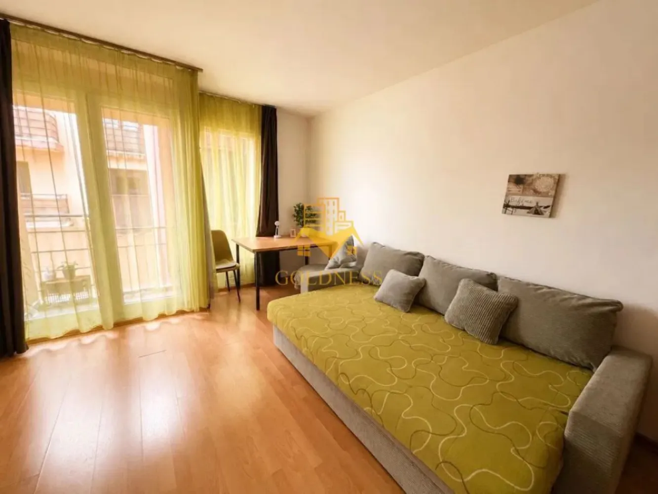 1 camera, Gheorgheni, Iulius Mall, Teodor Mihali, FSEGA, Regina Maria - GOLDNESS Imobiliare vă propune spre închiriere un apartament cu 1 camere complet mobilat și utilat, la etajul 5 într-un imobil de 8 etaje, în Cartierul Gheorgheni. 
Se află în apropierea stațiilor de transport în comun, magazine, restaurante, spații verzi, farmacii, etc. 

Apartamentul este compartimentat astfel:
 - camera cu canapea extensibila, dressing, noptiere
 - bucătărie complet utilată și mobilată
 - baie cu cabina de dus, calorifer port prosop
 - balcon 2mp.

Imobilul este dotat cu toate cele necesare- termoficare, frigider, aragaz, hotă, mașină de spălat haine, etc. 

Dacă sunteți interesați de acest apartament și doriți să îl vizionați, dar și pentru alte oferte nu ezitați să ne contactați telefonic sau prin e-mail. Vă stăm la dispoziție!
Pentru intermediere se percepe un comision de 50% din prețul chiriei!