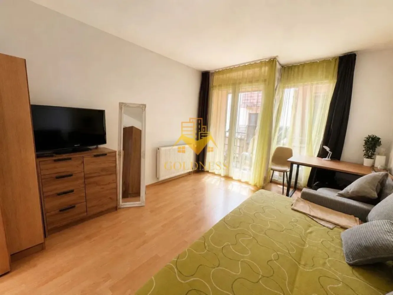 1 camera, Gheorgheni, Iulius Mall, Teodor Mihali, FSEGA, Regina Maria - GOLDNESS Imobiliare vă propune spre închiriere un apartament cu 1 camere complet mobilat și utilat, la etajul 5 într-un imobil de 8 etaje, în Cartierul Gheorgheni. 
Se află în apropierea stațiilor de transport în comun, magazine, restaurante, spații verzi, farmacii, etc. 

Apartamentul este compartimentat astfel:
 - camera cu canapea extensibila, dressing, noptiere
 - bucătărie complet utilată și mobilată
 - baie cu cabina de dus, calorifer port prosop
 - balcon 2mp.

Imobilul este dotat cu toate cele necesare- termoficare, frigider, aragaz, hotă, mașină de spălat haine, etc. 

Dacă sunteți interesați de acest apartament și doriți să îl vizionați, dar și pentru alte oferte nu ezitați să ne contactați telefonic sau prin e-mail. Vă stăm la dispoziție!
Pentru intermediere se percepe un comision de 50% din prețul chiriei!