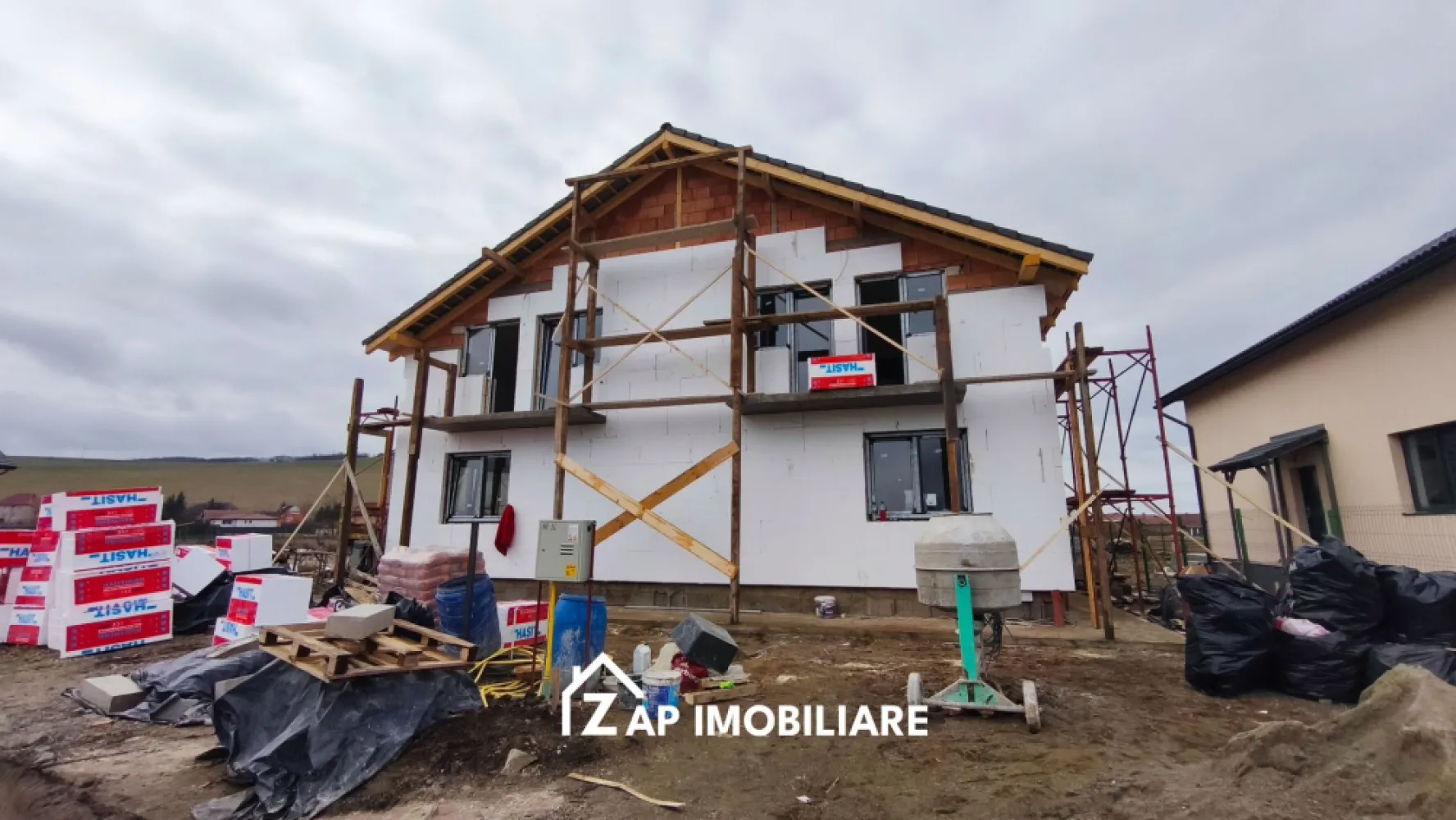 Casa la cheie 4 camere - Sângeorgiu de Mures - Mentionati ID-ul proprietatii cand apelati: CP2148272
Contact ⓪⑦②⑥ ②②③ ⑧⑧⑥ Sebastian
De vânzare duplex, singur în curte 4 camere situată în Sângeorgiu de Mures, suprafața utilă de 130.mp amplasată pe un teren cu suprafața de 300 mp,
Compartimentare:
- la parter: terasa la intrare, hol, living, bucatarie, camara, baie, terasa la iesire din living.
- la etaj: 3 dormitoare, 1 baie, 1 balcon.

Detalii:
- centrală termică, calorifere, geamuri termopan, ușă termopan
- fundația casei are o adâncime de 1 m, pereții sunt din cărămidă, acoperișul de țiglă izolată cu polistiren de 10 cm.
- anul construcției 2025
Utilitați:
- curent, apă, gaz, canalizare

Pret la semifinisat 157000 Euro TVA inclus
Pret la cheie 169000 TVA inclus
Comision zero!
Contact ⓪⑦②⑥ ②②③ ⑧⑧⑥ Sebastian