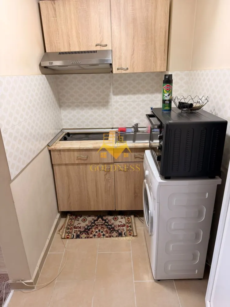 Garsoniera, Zona Cojocna, Expo Transilvania, Ira, Marasti - GOLDNESS Imobiliare vă propune spre închiriere un apartament cu camere complet mobilat și utilat, la etajul într-un imobil de etaje, în Cartierul Marasti, zona Expo Transilvania.
Dispune de loc de parcare!
Se află în apropierea stațiilor de transport în comun, magazine, restaurante, spații verzi, farmacii, etc. 

Apartamentul este compartimentat astfel:
 - camera cu canapea extensibila, loc de servit masa, comoda tv, dulap
 - bucatarie complet utilată și mobilată, masina de spalat haine
 - baie cu dus, calorifer port prosop și dulap pentru depozitare.
 
Imobilul este dotat cu toate cele necesare- frigider, aragaz, hotă, mașină de spălat haine, etc. 

Dacă sunteți interesați de acest apartament și doriți să îl vizionați, dar și pentru alte oferte nu ezitați să ne contactați telefonic sau prin e-mail. Vă stăm la dispoziție!
Pentru intermediere se percepe un comision de 200 euro!