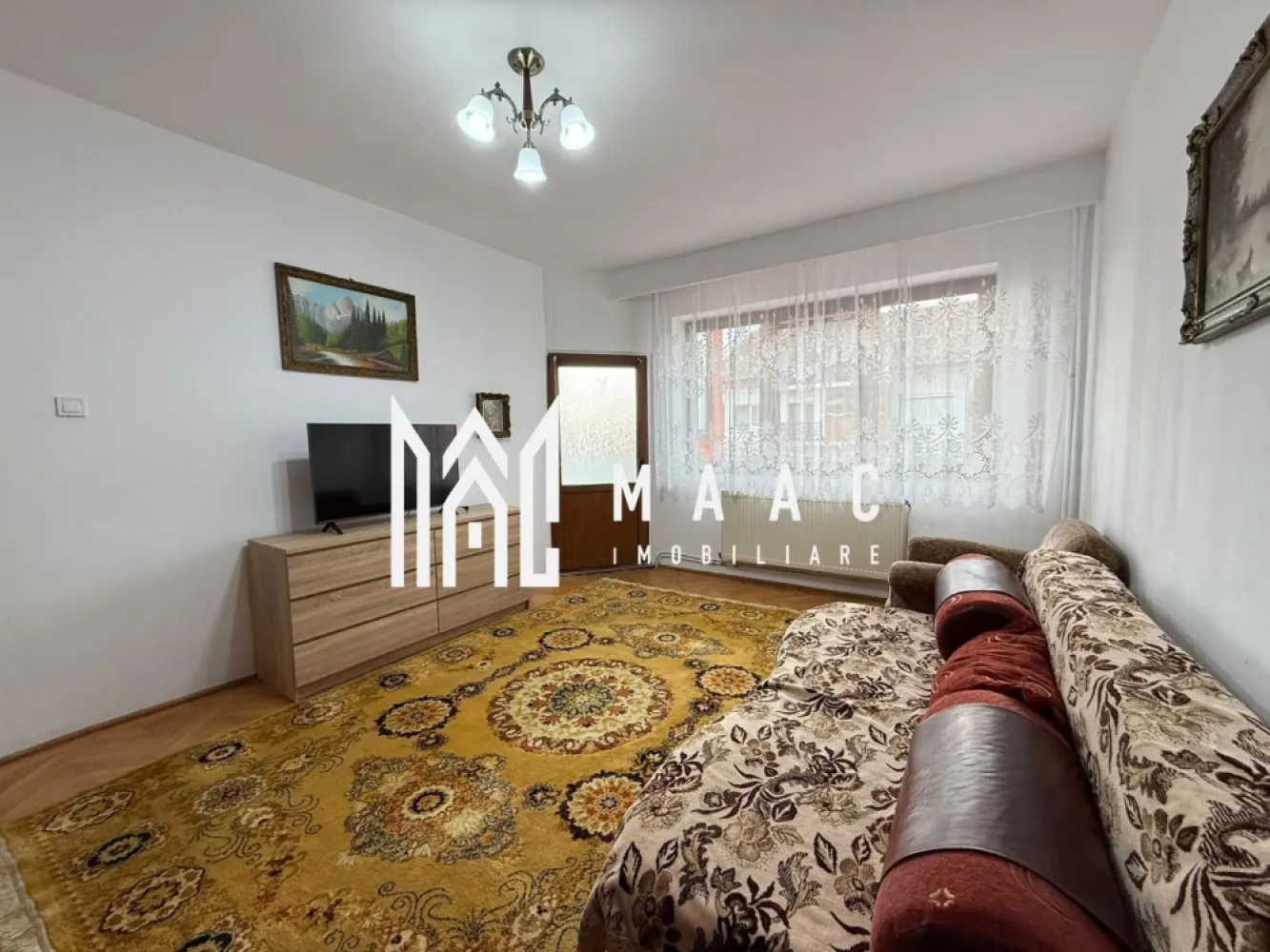 Apartament 4 camere | Curte | 3 bai | 4 balcoane | Strand - MAAC Imobiliare propune atentiei dumneavoastra un apartament cu 4 camere de inchiriat, la casa, complet mobilat si utilat, care beneficiaza de curte in partea din spate in zona Strand.

Locuinta are suprafata utila de 180mp si este desfasurata astfel:

Parter: bucatarie, baie, hol, camara si acces in curtea din spate.
Etaj 1: dormitor, living, baie, hol, 2 balcoane.
Etaj 2: doua dormitoare, baie, hol, 2 balcoane.

Curtea are suprafata de 70MP.

Incalzirea se face cu centrala proprie si calorifere. Contorizarea este separata.

Loc de parcare se gaseste in fata imobilului.

Supraveghere video.

Amplasamentul imobilului este unul avantajos, aflandu-se intr-o zona linistita, la cateva minute de Parcul Sub Arini si acces facil catre centrul orasului, aproape de magazine, banci, farmacii.

Se percepe o chirie in avans si garantie in cuantumul unei chirii lunare. Disponibilitate imediata. Nu se accepta cu animale de companie.

Pentru mai multe detalii, va rugam specificati telefonic: CP3214017