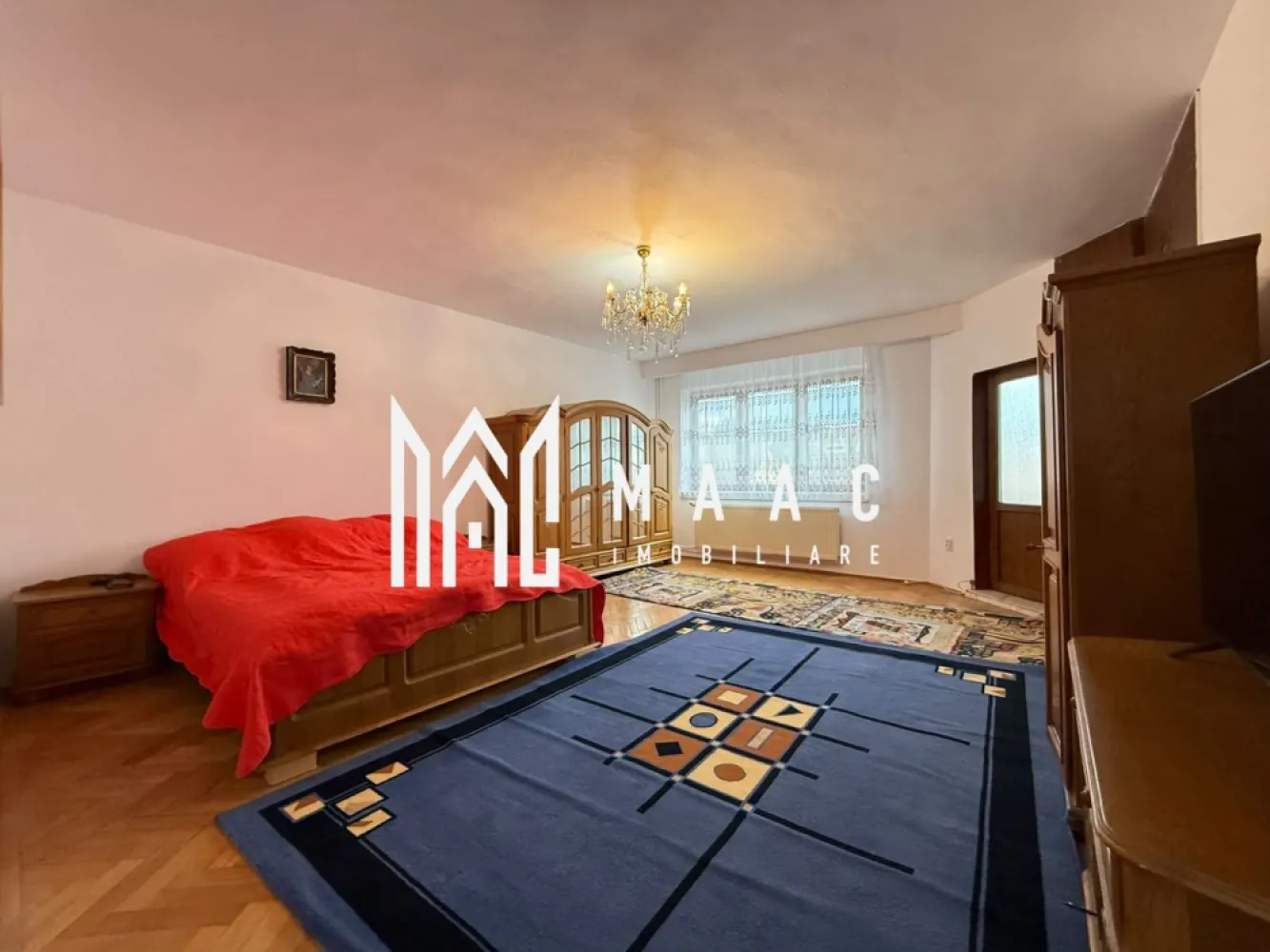 Apartament 4 camere | Curte | 3 bai | 4 balcoane | Strand - MAAC Imobiliare propune atentiei dumneavoastra un apartament cu 4 camere de inchiriat, la casa, complet mobilat si utilat, care beneficiaza de curte in partea din spate in zona Strand.

Locuinta are suprafata utila de 180mp si este desfasurata astfel:

Parter: bucatarie, baie, hol, camara si acces in curtea din spate.
Etaj 1: dormitor, living, baie, hol, 2 balcoane.
Etaj 2: doua dormitoare, baie, hol, 2 balcoane.

Curtea are suprafata de 70MP.

Incalzirea se face cu centrala proprie si calorifere. Contorizarea este separata.

Loc de parcare se gaseste in fata imobilului.

Supraveghere video.

Amplasamentul imobilului este unul avantajos, aflandu-se intr-o zona linistita, la cateva minute de Parcul Sub Arini si acces facil catre centrul orasului, aproape de magazine, banci, farmacii.

Se percepe o chirie in avans si garantie in cuantumul unei chirii lunare. Disponibilitate imediata. Nu se accepta cu animale de companie.

Pentru mai multe detalii, va rugam specificati telefonic: CP3214017