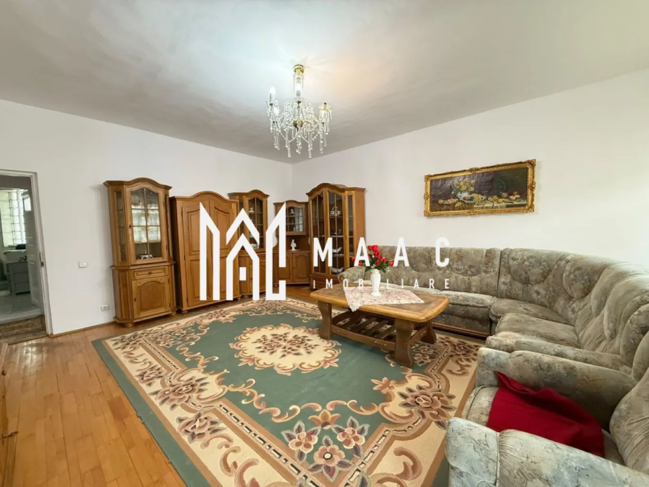 Apartament 4 camere | Curte | 3 bai | 4 balcoane | Strand - MAAC Imobiliare propune atentiei dumneavoastra un apartament cu 4 camere de inchiriat, la casa, complet mobilat si utilat, care beneficiaza de curte in partea din spate in zona Strand.

Locuinta are suprafata utila de 180mp si este desfasurata astfel:

Parter: bucatarie, baie, hol, camara si acces in curtea din spate.
Etaj 1: dormitor, living, baie, hol, 2 balcoane.
Etaj 2: doua dormitoare, baie, hol, 2 balcoane.

Curtea are suprafata de 70MP.

Incalzirea se face cu centrala proprie si calorifere. Contorizarea este separata.

Loc de parcare se gaseste in fata imobilului.

Supraveghere video.

Amplasamentul imobilului este unul avantajos, aflandu-se intr-o zona linistita, la cateva minute de Parcul Sub Arini si acces facil catre centrul orasului, aproape de magazine, banci, farmacii.

Se percepe o chirie in avans si garantie in cuantumul unei chirii lunare. Disponibilitate imediata. Nu se accepta cu animale de companie.

Pentru mai multe detalii, va rugam specificati telefonic: CP3214017