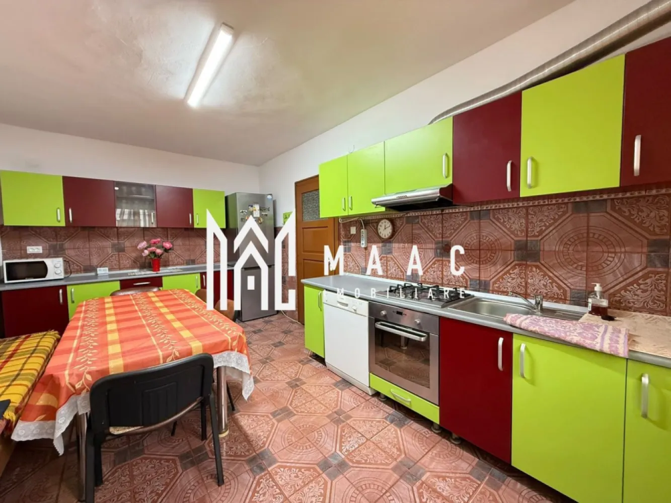 Apartament 4 camere | Curte | 3 bai | 4 balcoane | Strand - MAAC Imobiliare propune atentiei dumneavoastra un apartament cu 4 camere de inchiriat, la casa, complet mobilat si utilat, care beneficiaza de curte in partea din spate in zona Strand.

Locuinta are suprafata utila de 180mp si este desfasurata astfel:

Parter: bucatarie, baie, hol, camara si acces in curtea din spate.
Etaj 1: dormitor, living, baie, hol, 2 balcoane.
Etaj 2: doua dormitoare, baie, hol, 2 balcoane.

Curtea are suprafata de 70MP.

Incalzirea se face cu centrala proprie si calorifere. Contorizarea este separata.

Loc de parcare se gaseste in fata imobilului.

Supraveghere video.

Amplasamentul imobilului este unul avantajos, aflandu-se intr-o zona linistita, la cateva minute de Parcul Sub Arini si acces facil catre centrul orasului, aproape de magazine, banci, farmacii.

Se percepe o chirie in avans si garantie in cuantumul unei chirii lunare. Disponibilitate imediata. Nu se accepta cu animale de companie.

Pentru mai multe detalii, va rugam specificati telefonic: CP3214017