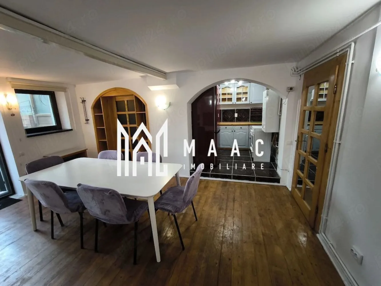 Apartament 3 camere semidecomandat | Sibiu Trei Stejari | la vilă - Apartament de închiriat cu 3 camere semidecomandate în zona Trei Stejari din Sibiu, amplasat la vilă, cu 55 mp utili, intrare separată, terasă proprie și grădină.

Detalii proprietate:
• Suprafață utilă: 55 mp
• Compartimentare: 3 camere semidecomandate
• Include dormitor cu dressing, living cu chicinetă open space și baie cu cadă
• Mobilat și utilat
• Intrarea este separată și se face de pe terasa proprie
• Grădină și terasă pentru utilizare proprie
• Locuri de parcare gratuite
• Locuință bine izolată, cu confort termic bun iarna și vara
• Proprietatea este pet-friendly

Zona Trei Stejari oferă un cadru liniștit și acces rapid către Academia Forțelor Terestre, Spitalul Județean și Facultatea de Medicină, la aproximativ 5 minute de mers pe jos.

Contactați echipa MAAC Imobiliare pentru o vizionare și pentru detalii suplimentare. Cod anunț CP3214066.

Conținut optimizat cu AI, aprobat de agent uman.