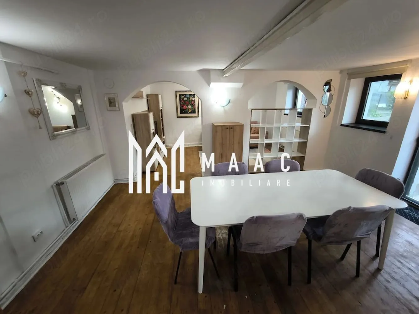 Apartament 3 camere semidecomandat | Sibiu Trei Stejari | la vilă - Apartament de închiriat cu 3 camere semidecomandate în zona Trei Stejari din Sibiu, amplasat la vilă, cu 55 mp utili, intrare separată, terasă proprie și grădină.

Detalii proprietate:
• Suprafață utilă: 55 mp
• Compartimentare: 3 camere semidecomandate
• Include dormitor cu dressing, living cu chicinetă open space și baie cu cadă
• Mobilat și utilat
• Intrarea este separată și se face de pe terasa proprie
• Grădină și terasă pentru utilizare proprie
• Locuri de parcare gratuite
• Locuință bine izolată, cu confort termic bun iarna și vara
• Proprietatea este pet-friendly

Zona Trei Stejari oferă un cadru liniștit și acces rapid către Academia Forțelor Terestre, Spitalul Județean și Facultatea de Medicină, la aproximativ 5 minute de mers pe jos.

Contactați echipa MAAC Imobiliare pentru o vizionare și pentru detalii suplimentare. Cod anunț CP3214066.

Conținut optimizat cu AI, aprobat de agent uman.