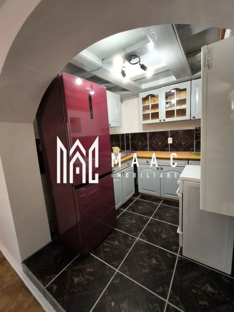 Apartament 3 camere semidecomandat | Sibiu Trei Stejari | la vilă - Apartament de închiriat cu 3 camere semidecomandate în zona Trei Stejari din Sibiu, amplasat la vilă, cu 55 mp utili, intrare separată, terasă proprie și grădină.

Detalii proprietate:
• Suprafață utilă: 55 mp
• Compartimentare: 3 camere semidecomandate
• Include dormitor cu dressing, living cu chicinetă open space și baie cu cadă
• Mobilat și utilat
• Intrarea este separată și se face de pe terasa proprie
• Grădină și terasă pentru utilizare proprie
• Locuri de parcare gratuite
• Locuință bine izolată, cu confort termic bun iarna și vara
• Proprietatea este pet-friendly

Zona Trei Stejari oferă un cadru liniștit și acces rapid către Academia Forțelor Terestre, Spitalul Județean și Facultatea de Medicină, la aproximativ 5 minute de mers pe jos.

Contactați echipa MAAC Imobiliare pentru o vizionare și pentru detalii suplimentare. Cod anunț CP3214066.

Conținut optimizat cu AI, aprobat de agent uman.