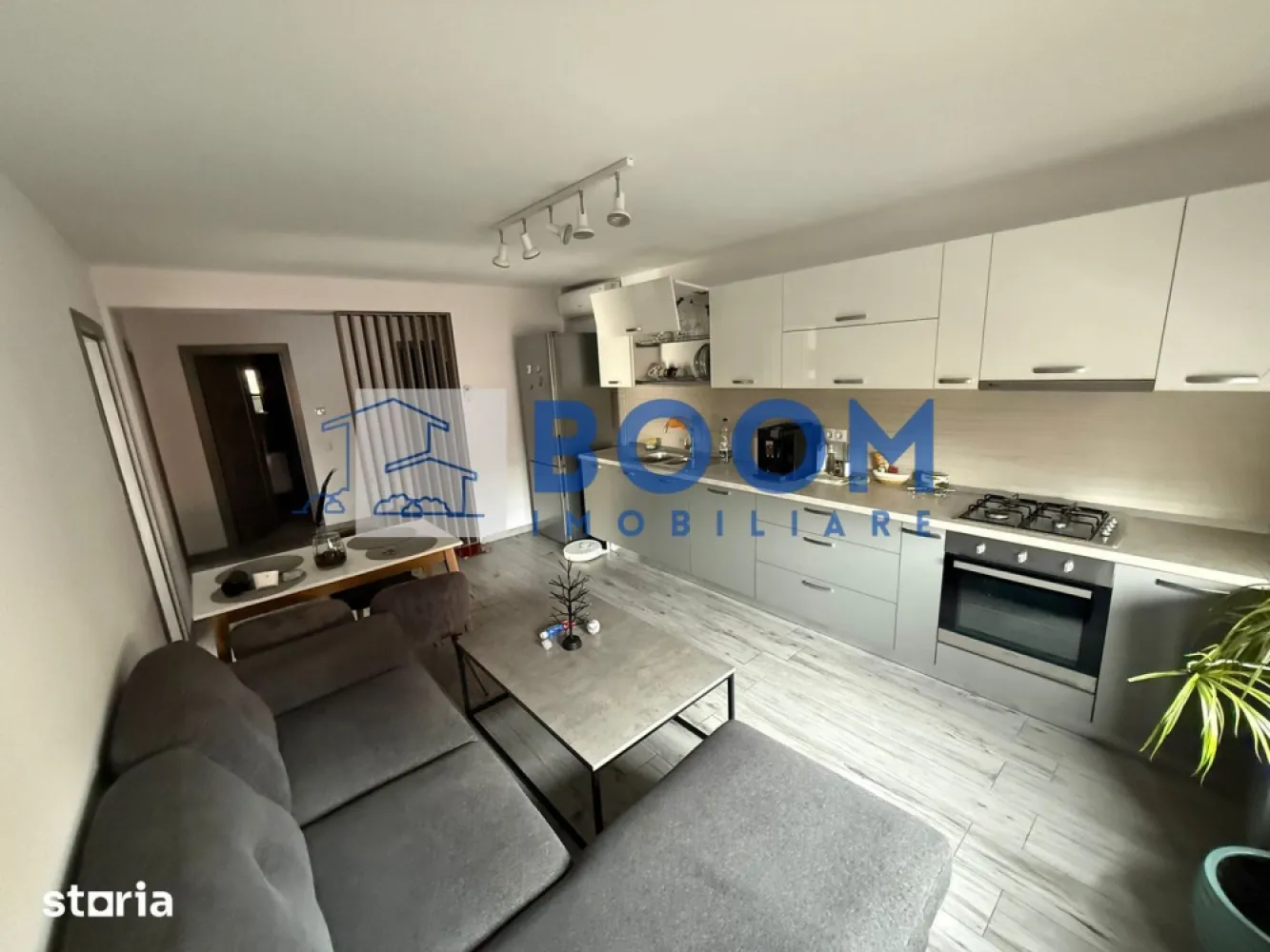 Apartament 3 camere mobilat-utilat | Etaj 1 | Zona Bulevard - Boom Imobiliare vă propune spre vânzare un apartament modern cu 3 camere, situat într-un imobil boutique exclusivist, amplasat pe o stradă liniștită, în imediata apropiere a bulevardului Dem Rădulescu.

Imobilul este compus din doar 5 apartamente, oferind un plus de intimitate, liniște și confort, fiind o alternativă excelentă la blocurile mari și aglomerate.

Apartamentul beneficiază de o compartimentare eficientă și spații generoase, fiind compus din living cu bucătărie open space complet mobilată și utilată, două dormitoare, baie modernă, dressing separat și un balcon de 13 mp, ideal pentru relaxare.

Locuința este finisată cu materiale de calitate și se vinde mobilată și utilată. Dispune de centrală termică proprie pe gaz, încălzire în pardoseală în toate încăperile, electrocasnice incluse și numeroase spații de depozitare.

Unul dintre marile avantaje ale proprietății îl reprezintă facilitățile comune ale imobilului. Curtea privată oferă loc de joacă pentru copii, zonă de relaxare și spațiu amenajat pentru grătar, dotat cu BBQ, chiuvetă, masă și bănci. Practic, beneficiezi de confortul unui apartament și de avantajele unei case.

Poziționarea este excelentă, într-o zonă liniștită, ferită de zgomotul bulevardului, la doar câteva minute de mers pe jos de Anabella Park și Lidl. În apropiere se află brutărie, magazin alimentar, benzinărie și toate facilitățile necesare unui stil de viață confortabil.

Opțional se poate achiziționa o terasă individuală închisă cu geam la prețul de 9.000 euro și un loc de parcare în curtea privată cu acces prin barieră la prețul de 5.000 euro.

Datorită poziției, calității construcției și compartimentării, apartamentul este alegerea ideală atât pentru locuit, cât și pentru investiție, având un excelent potențial pentru închiriere.

Pentru mai multe informații și programarea unei vizionări, echipa Boom Imobiliare vă stă la dispoziție. CP3215301