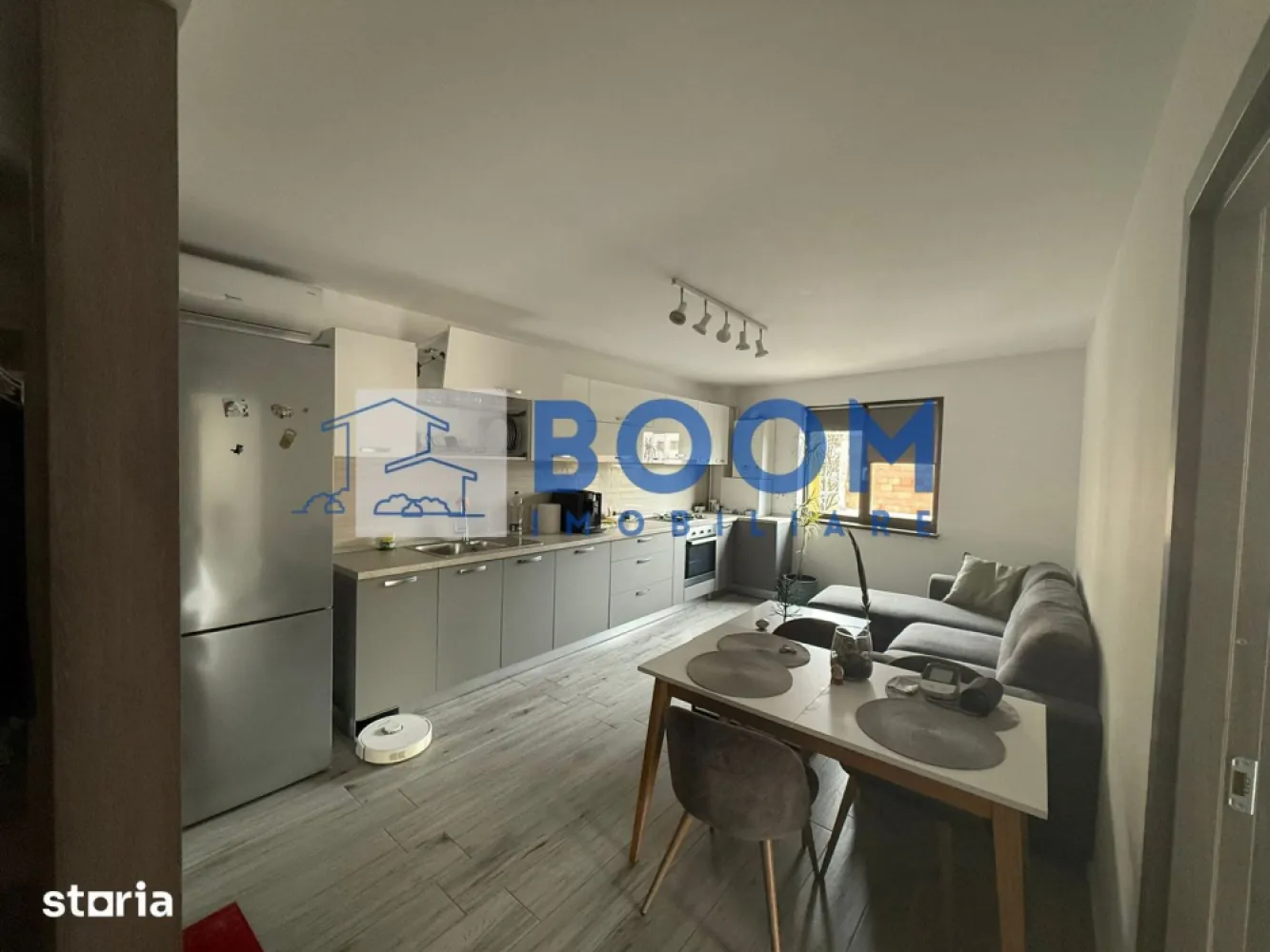 Apartament 3 camere mobilat-utilat | Etaj 1 | Zona Bulevard - Boom Imobiliare vă propune spre vânzare un apartament modern cu 3 camere, situat într-un imobil boutique exclusivist, amplasat pe o stradă liniștită, în imediata apropiere a bulevardului Dem Rădulescu.

Imobilul este compus din doar 5 apartamente, oferind un plus de intimitate, liniște și confort, fiind o alternativă excelentă la blocurile mari și aglomerate.

Apartamentul beneficiază de o compartimentare eficientă și spații generoase, fiind compus din living cu bucătărie open space complet mobilată și utilată, două dormitoare, baie modernă, dressing separat și un balcon de 13 mp, ideal pentru relaxare.

Locuința este finisată cu materiale de calitate și se vinde mobilată și utilată. Dispune de centrală termică proprie pe gaz, încălzire în pardoseală în toate încăperile, electrocasnice incluse și numeroase spații de depozitare.

Unul dintre marile avantaje ale proprietății îl reprezintă facilitățile comune ale imobilului. Curtea privată oferă loc de joacă pentru copii, zonă de relaxare și spațiu amenajat pentru grătar, dotat cu BBQ, chiuvetă, masă și bănci. Practic, beneficiezi de confortul unui apartament și de avantajele unei case.

Poziționarea este excelentă, într-o zonă liniștită, ferită de zgomotul bulevardului, la doar câteva minute de mers pe jos de Anabella Park și Lidl. În apropiere se află brutărie, magazin alimentar, benzinărie și toate facilitățile necesare unui stil de viață confortabil.

Opțional se poate achiziționa o terasă individuală închisă cu geam la prețul de 9.000 euro și un loc de parcare în curtea privată cu acces prin barieră la prețul de 5.000 euro.

Datorită poziției, calității construcției și compartimentării, apartamentul este alegerea ideală atât pentru locuit, cât și pentru investiție, având un excelent potențial pentru închiriere.

Pentru mai multe informații și programarea unei vizionări, echipa Boom Imobiliare vă stă la dispoziție. CP3215301