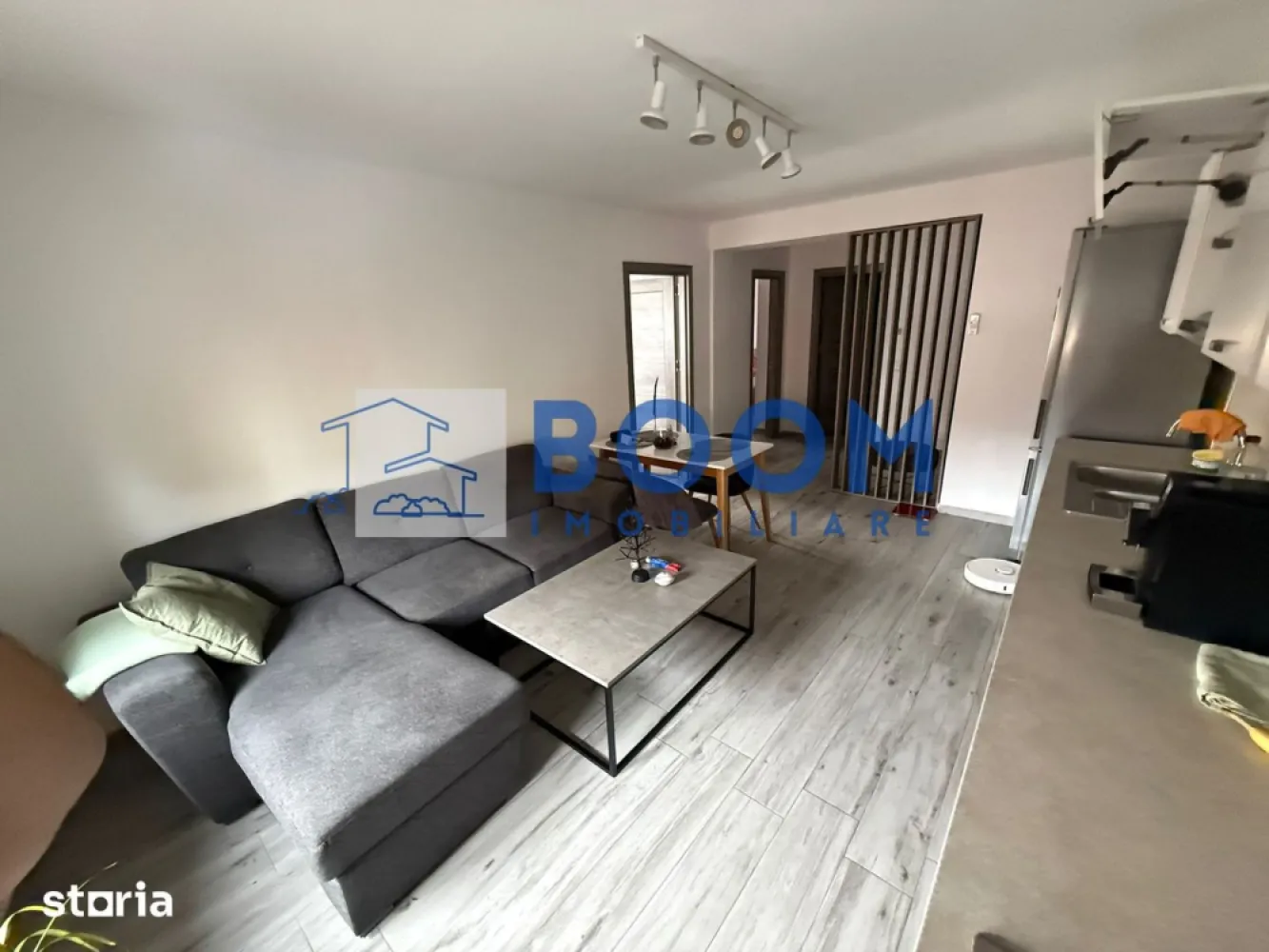 Apartament 3 camere mobilat-utilat | Etaj 1 | Zona Bulevard - Boom Imobiliare vă propune spre vânzare un apartament modern cu 3 camere, situat într-un imobil boutique exclusivist, amplasat pe o stradă liniștită, în imediata apropiere a bulevardului Dem Rădulescu.

Imobilul este compus din doar 5 apartamente, oferind un plus de intimitate, liniște și confort, fiind o alternativă excelentă la blocurile mari și aglomerate.

Apartamentul beneficiază de o compartimentare eficientă și spații generoase, fiind compus din living cu bucătărie open space complet mobilată și utilată, două dormitoare, baie modernă, dressing separat și un balcon de 13 mp, ideal pentru relaxare.

Locuința este finisată cu materiale de calitate și se vinde mobilată și utilată. Dispune de centrală termică proprie pe gaz, încălzire în pardoseală în toate încăperile, electrocasnice incluse și numeroase spații de depozitare.

Unul dintre marile avantaje ale proprietății îl reprezintă facilitățile comune ale imobilului. Curtea privată oferă loc de joacă pentru copii, zonă de relaxare și spațiu amenajat pentru grătar, dotat cu BBQ, chiuvetă, masă și bănci. Practic, beneficiezi de confortul unui apartament și de avantajele unei case.

Poziționarea este excelentă, într-o zonă liniștită, ferită de zgomotul bulevardului, la doar câteva minute de mers pe jos de Anabella Park și Lidl. În apropiere se află brutărie, magazin alimentar, benzinărie și toate facilitățile necesare unui stil de viață confortabil.

Opțional se poate achiziționa o terasă individuală închisă cu geam la prețul de 9.000 euro și un loc de parcare în curtea privată cu acces prin barieră la prețul de 5.000 euro.

Datorită poziției, calității construcției și compartimentării, apartamentul este alegerea ideală atât pentru locuit, cât și pentru investiție, având un excelent potențial pentru închiriere.

Pentru mai multe informații și programarea unei vizionări, echipa Boom Imobiliare vă stă la dispoziție. CP3215301